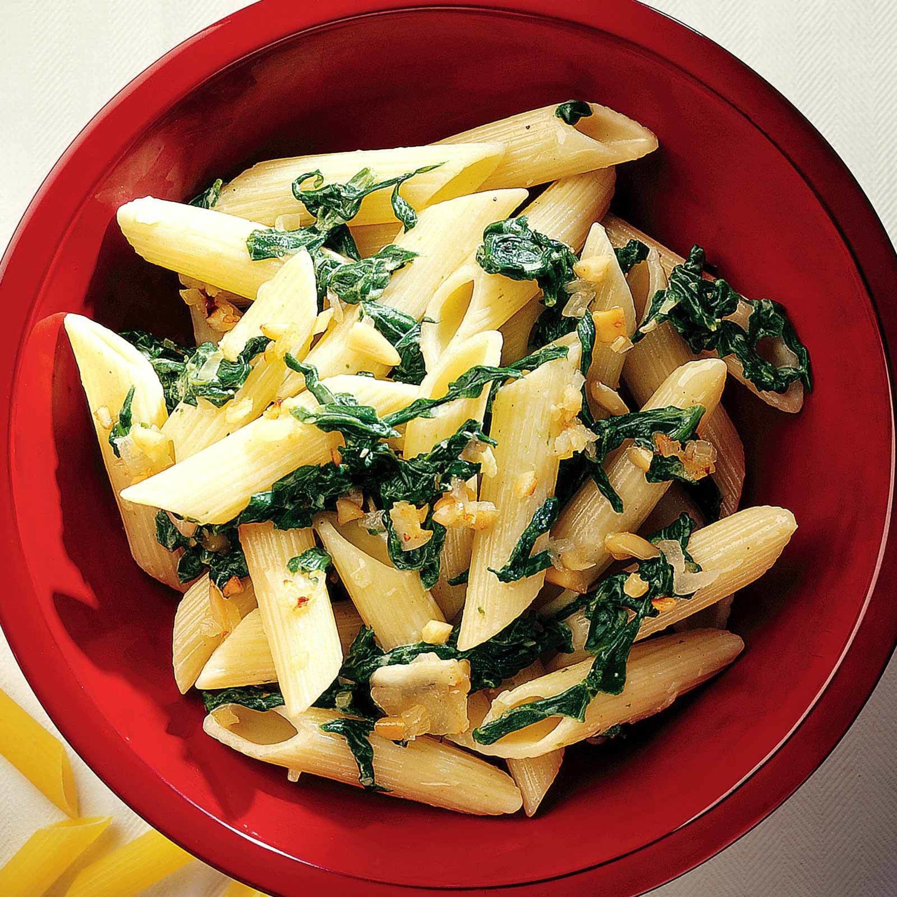 Pasta mit Spinat und Pinienkernen