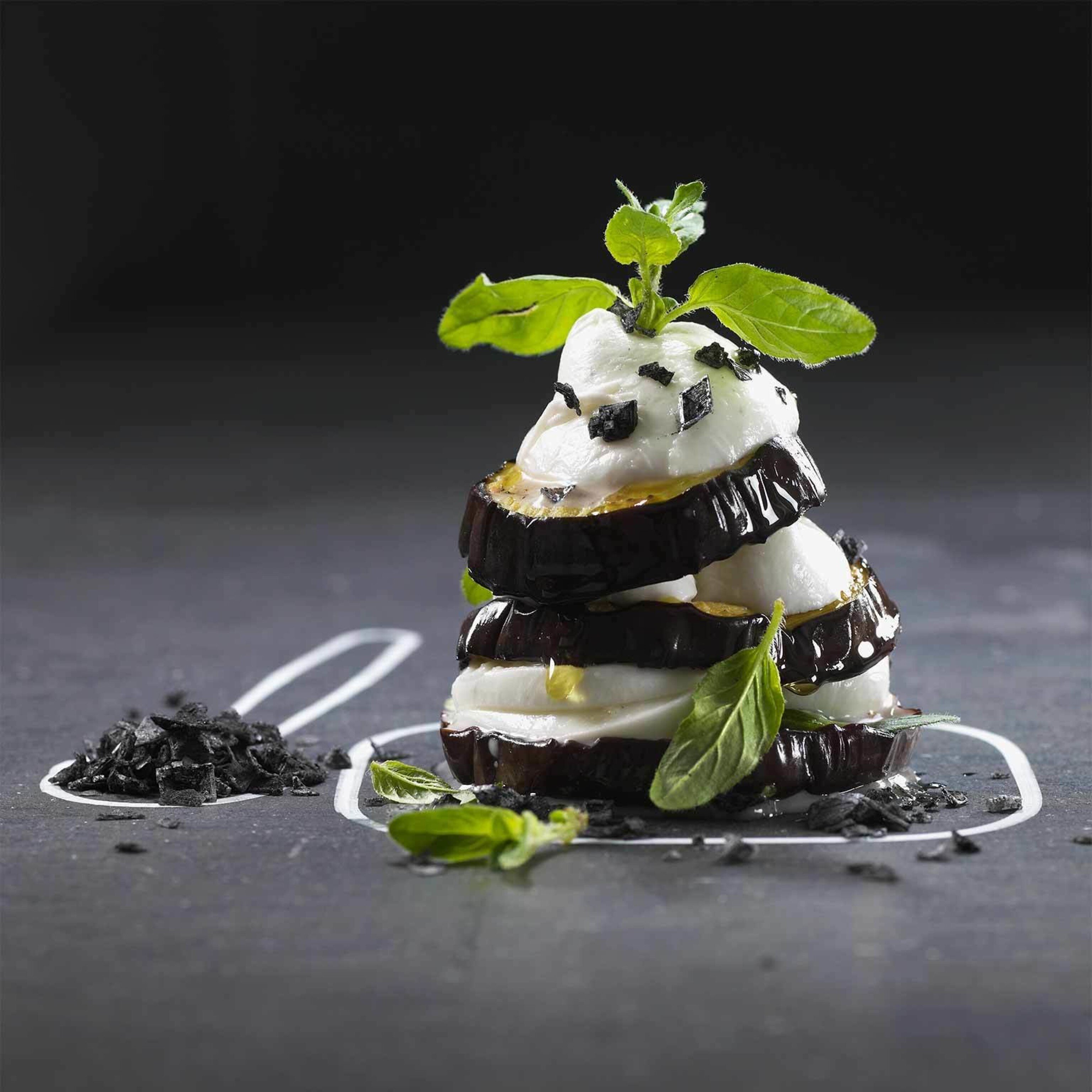 Büffelmozzarella auf grillierten Auberginen