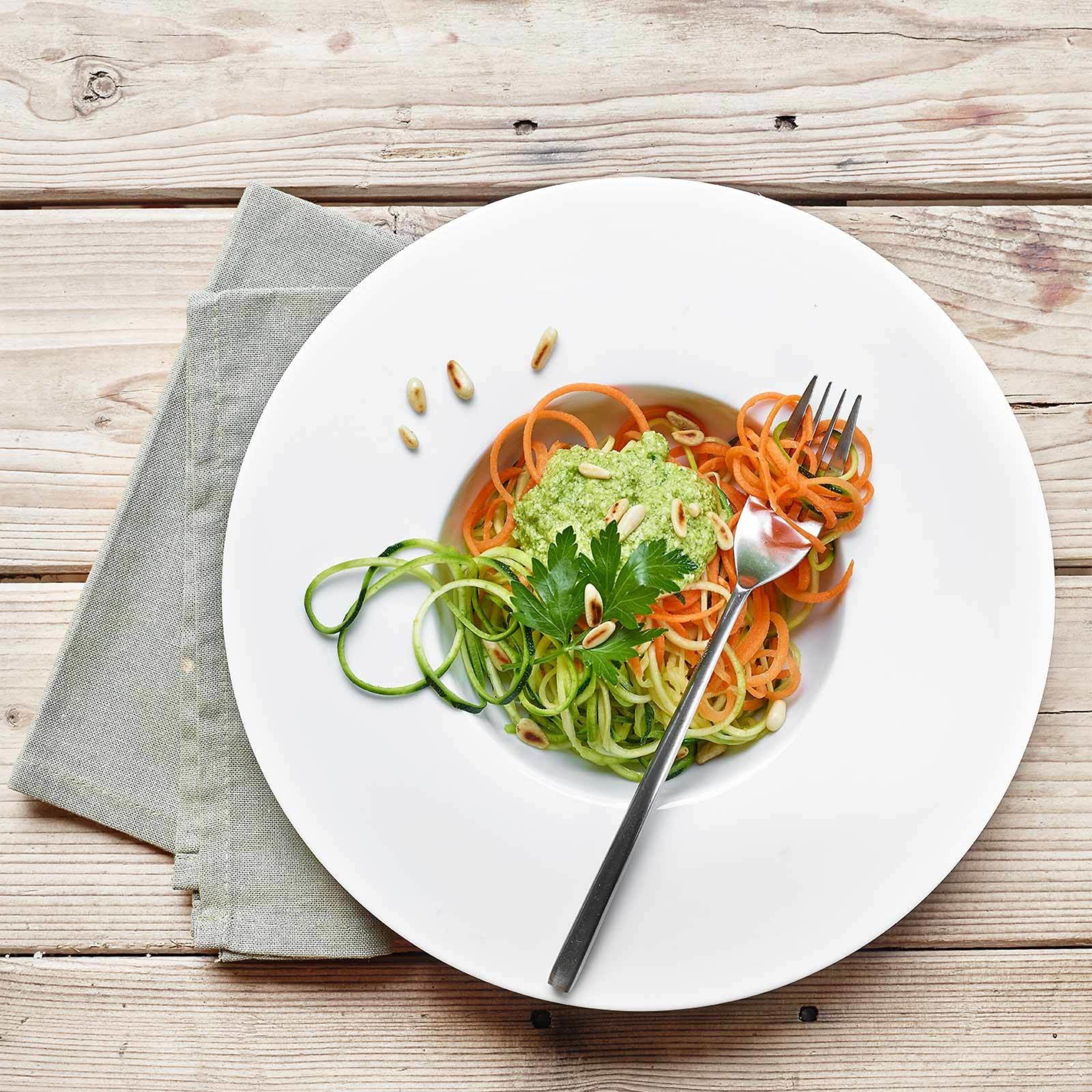 Gemüse-Spaghetti mit Lattichpesto