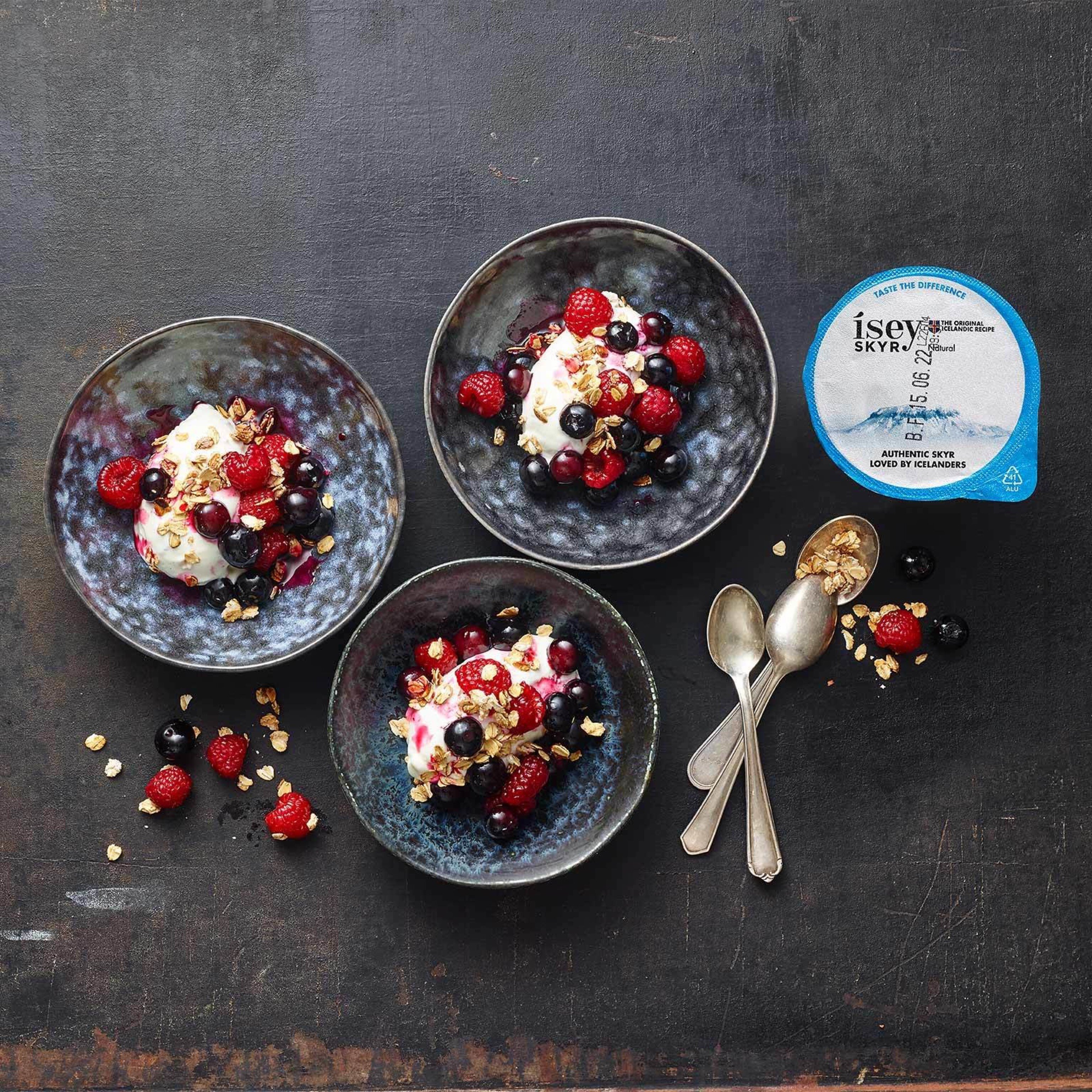 Ísey Skyr Glace mit heissen Beeren und Crunch