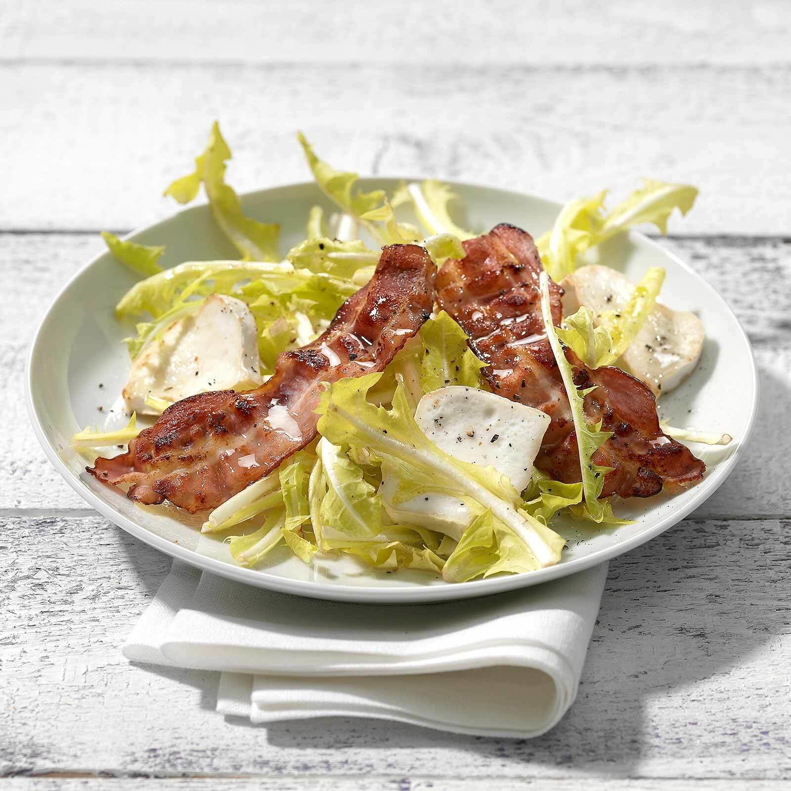 Löwenzahnsalat mit Speck und Frischkäse