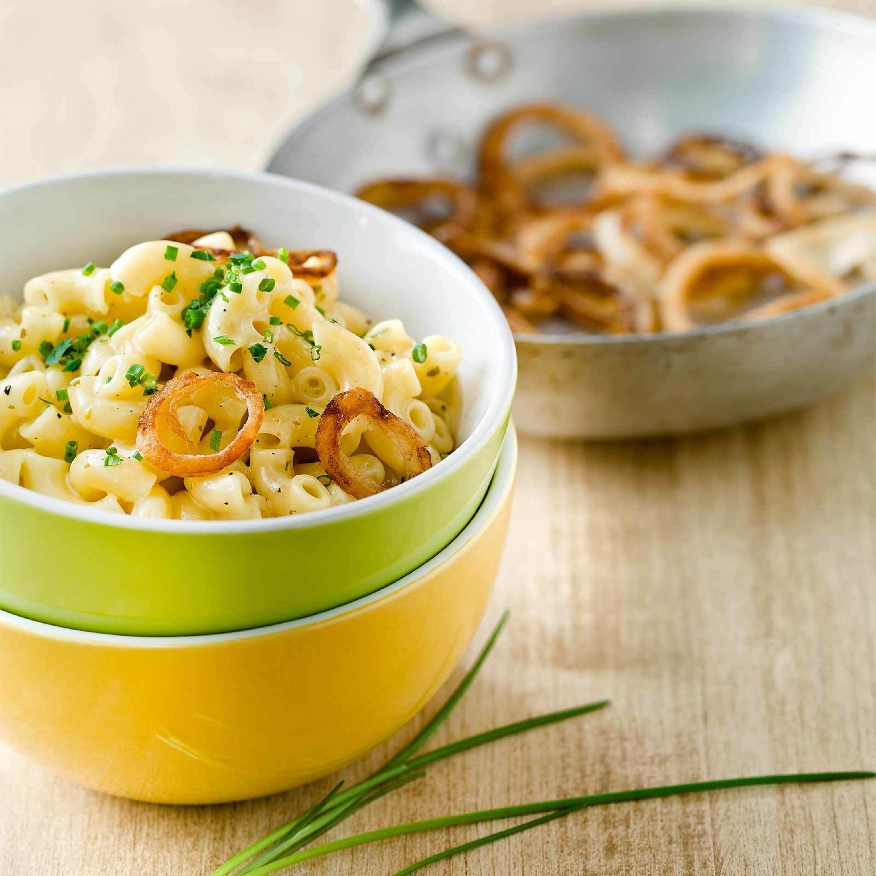 Kräuterhörnli mit Zwiebelringen