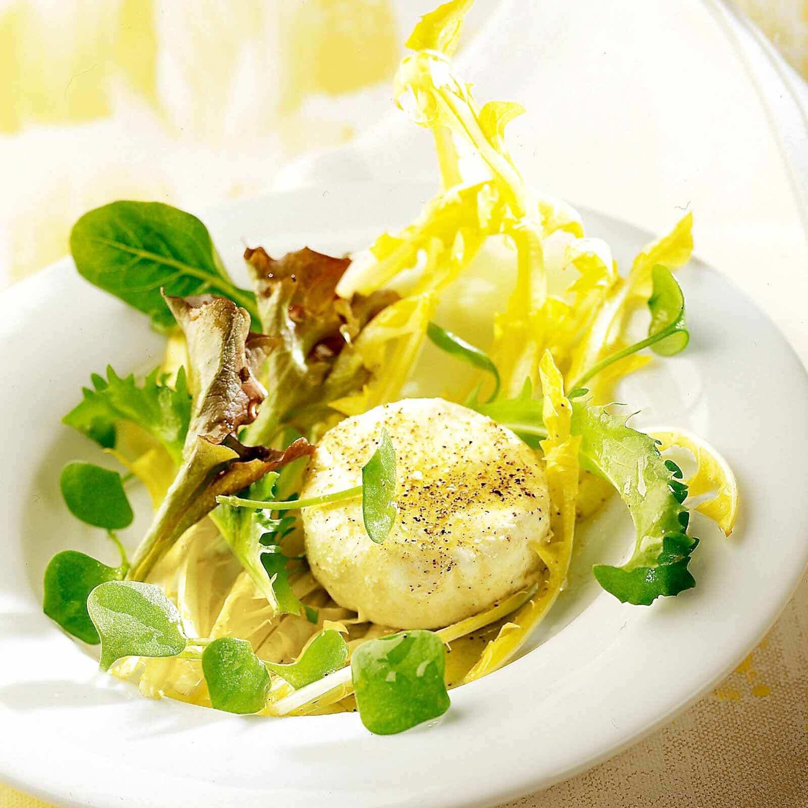 Ziegenkäse auf Blattsalat