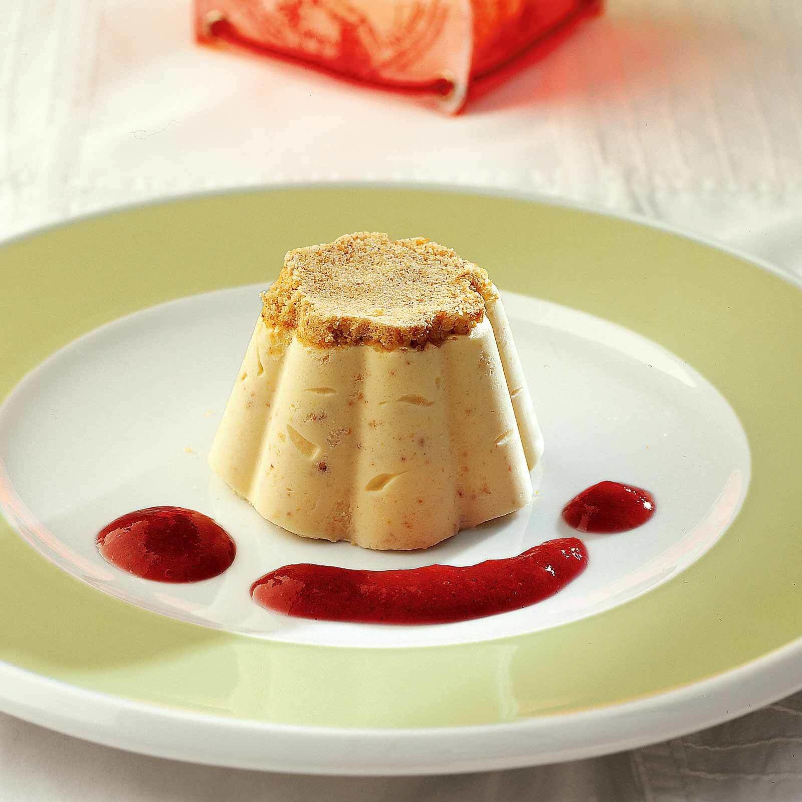 Amaretti-Semifreddo mit Rhabarber-Sauce