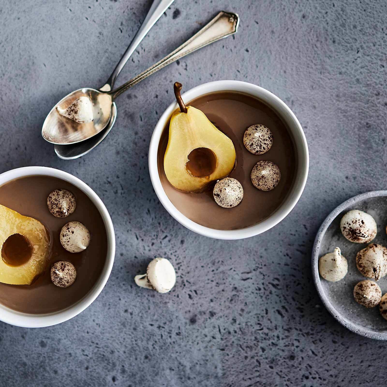 Schokolade-Panna-Cotta mit Birnen und Meringues