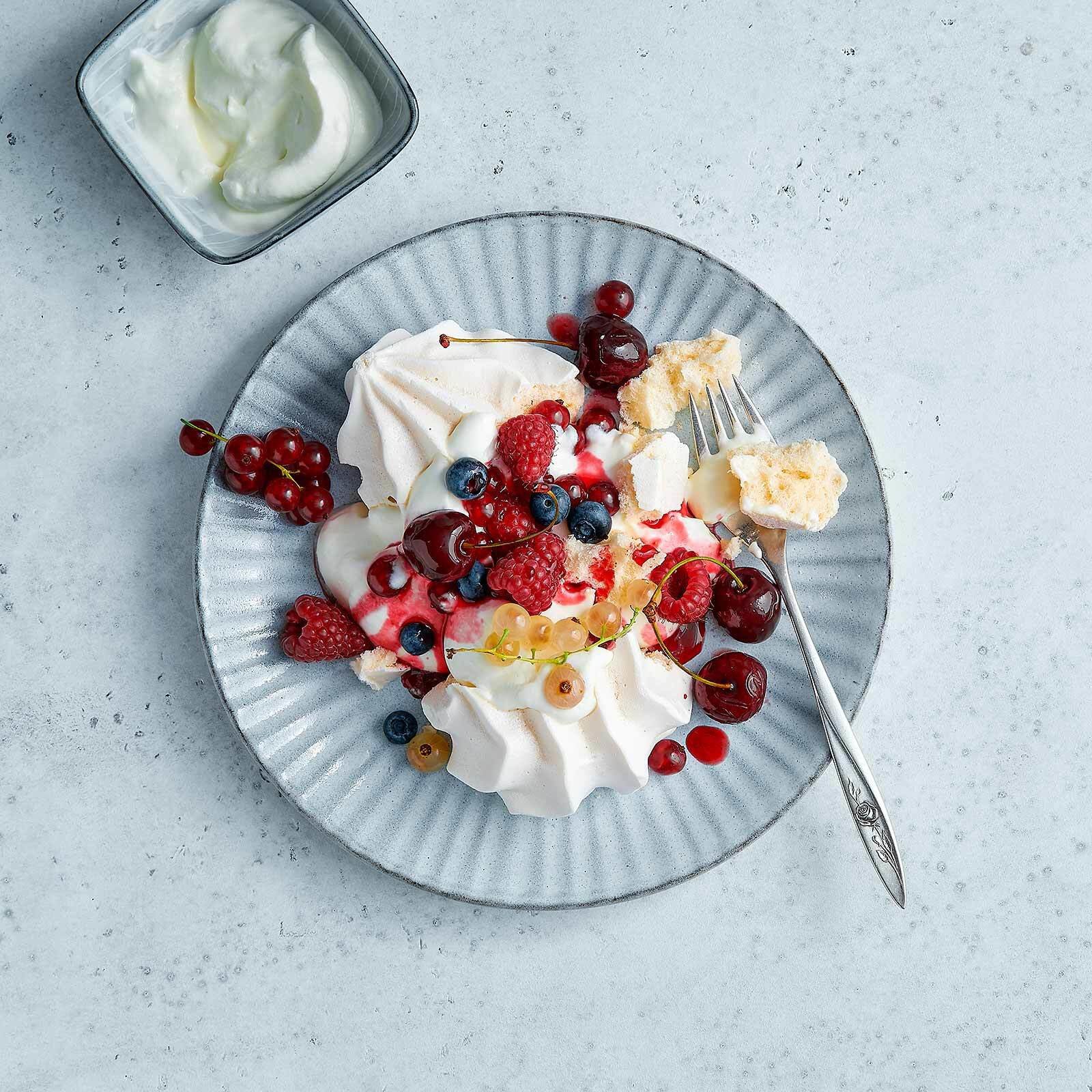Meringues mit Kompott und Beeren