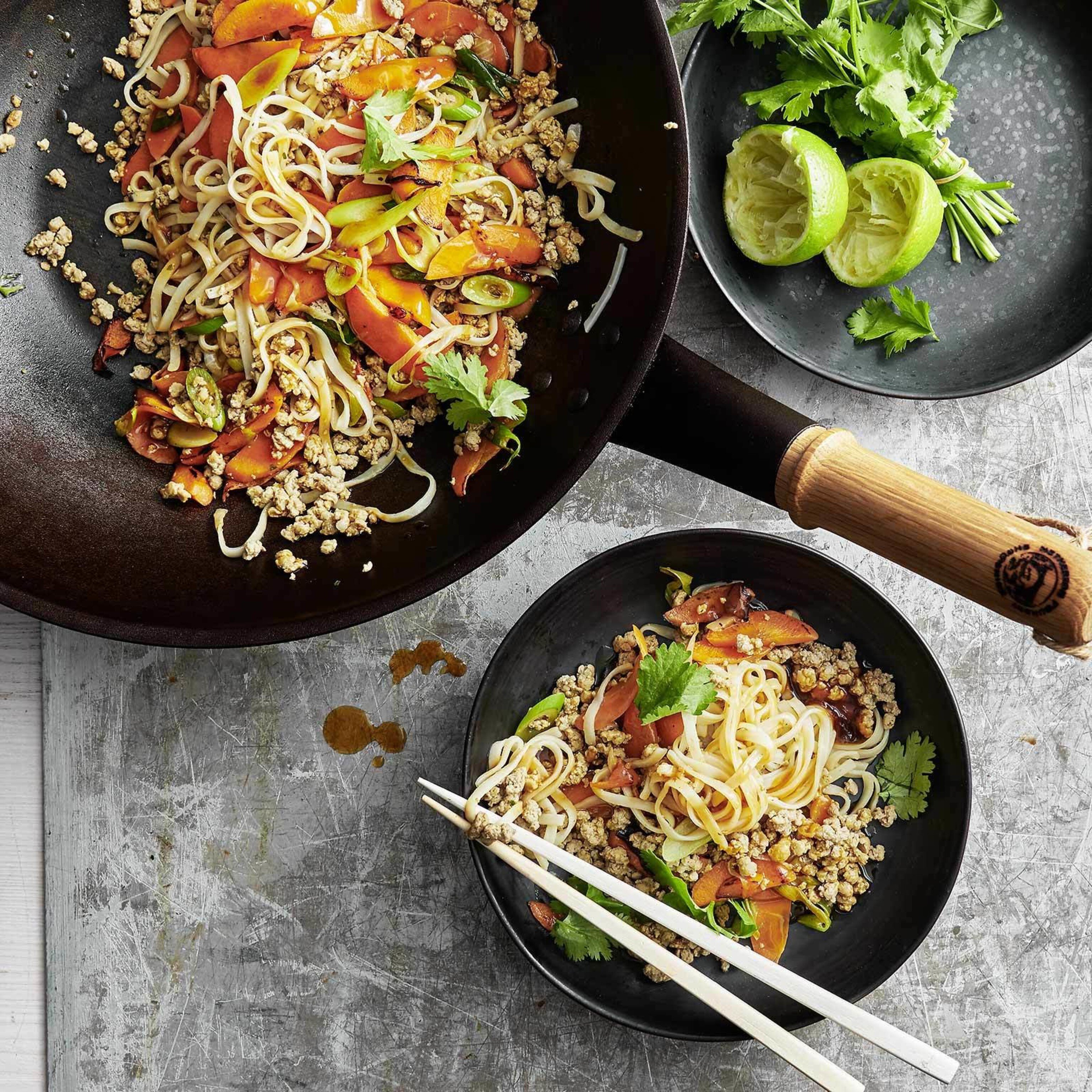Gemüse-Wok mit Reisnudeln
