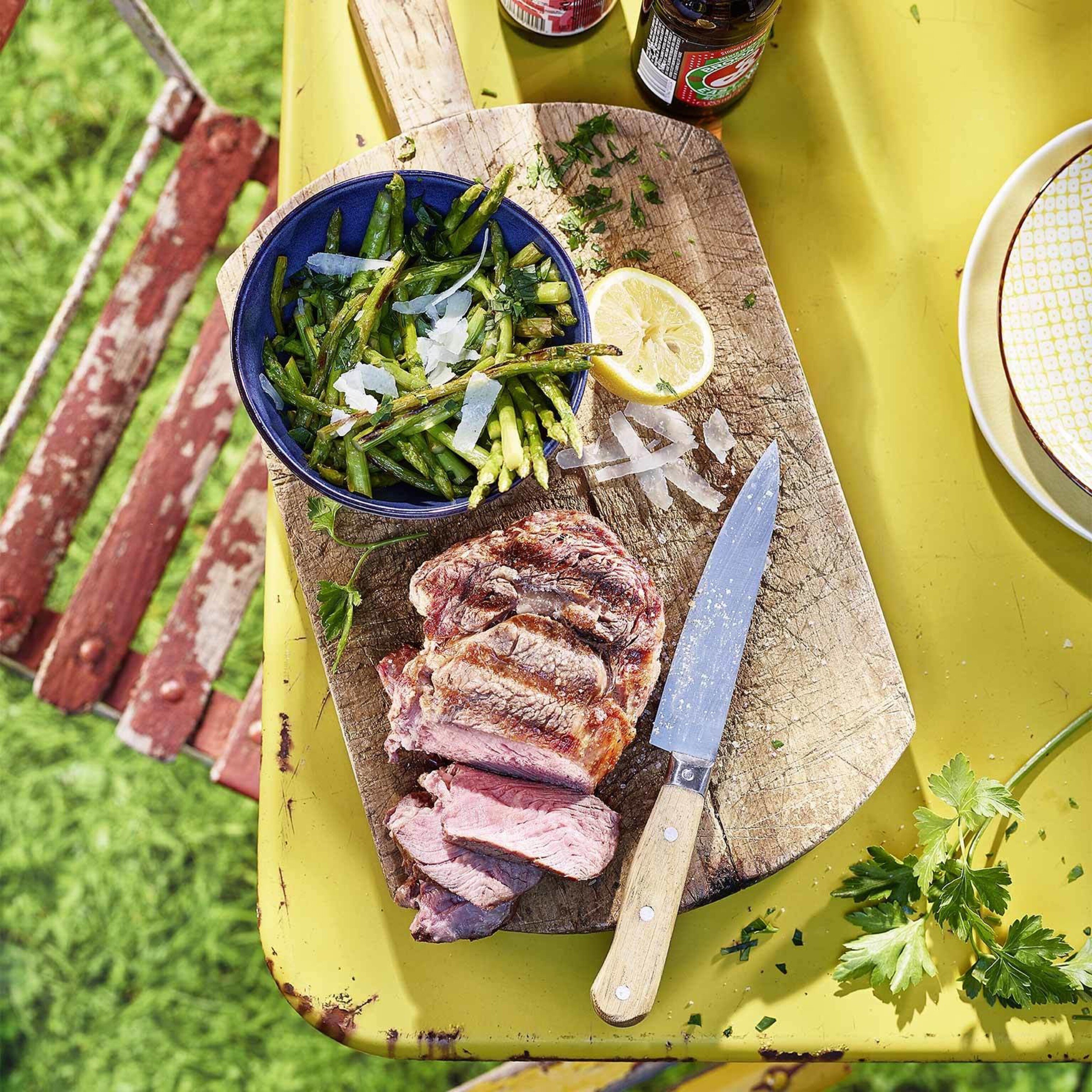Ribeye Steak mit grilliertem Spargelsalat