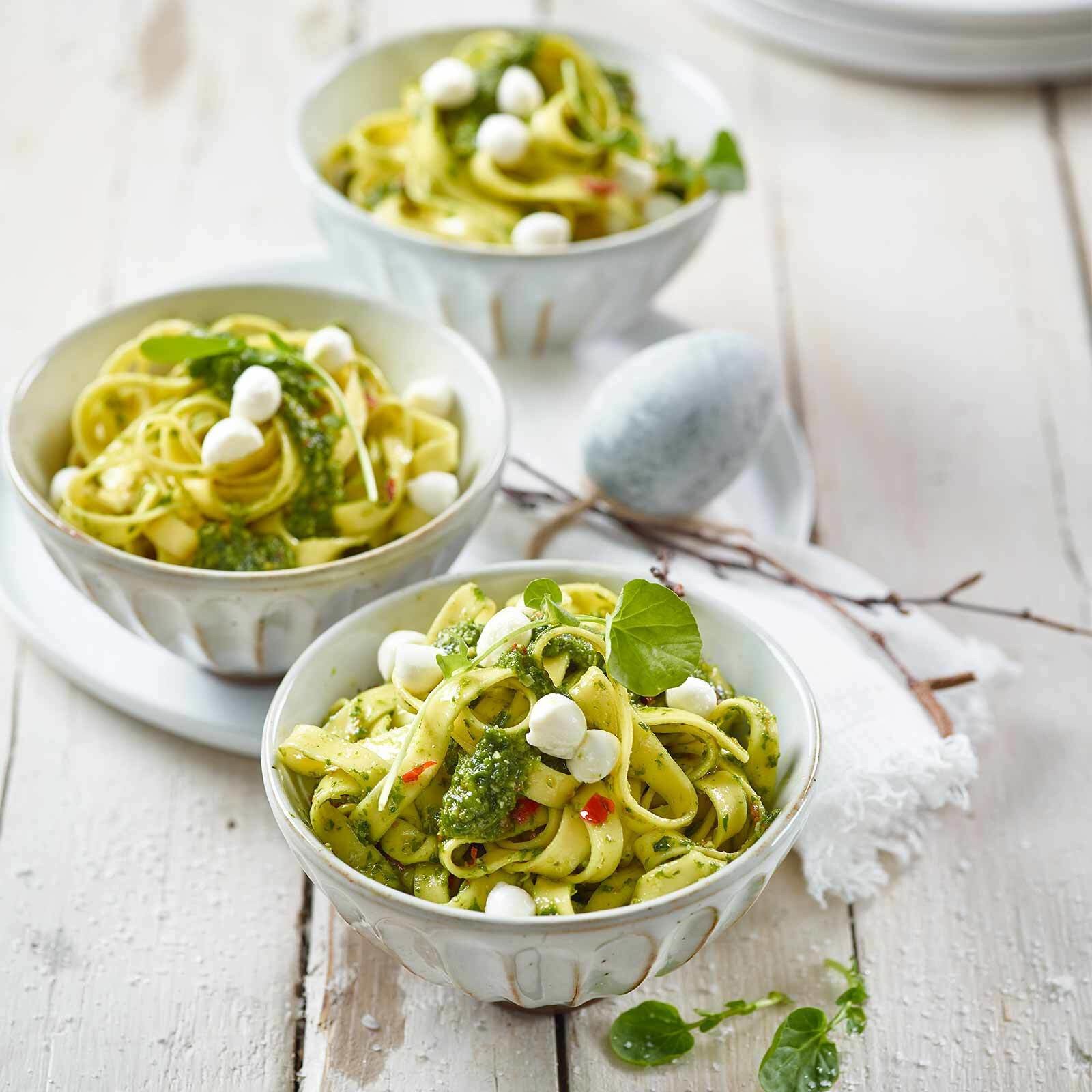 Tagliatelle mit Mozzarella Perlen-Pesto
