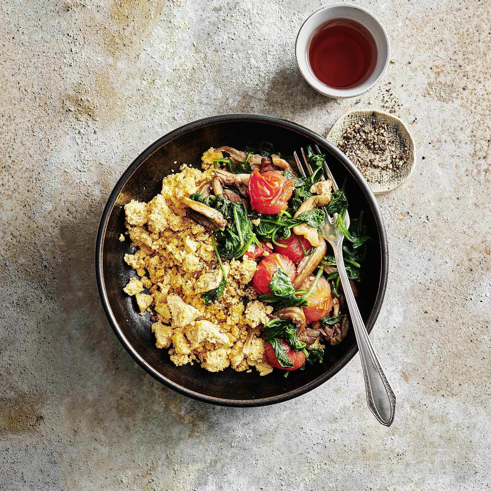 Scrambled Tofu mit Spinat und Pilzen