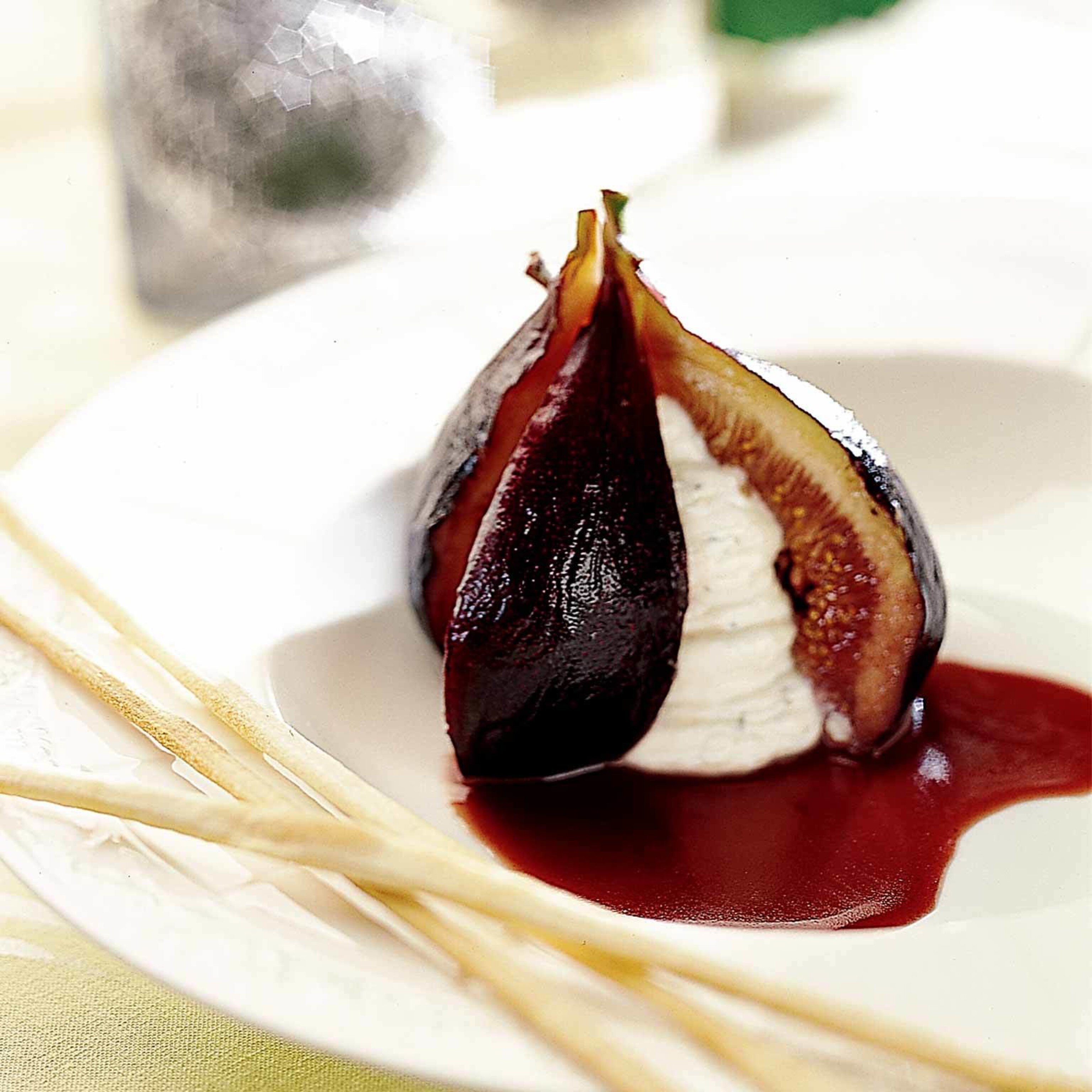 Figues au vin rouge fourrées au roquefort