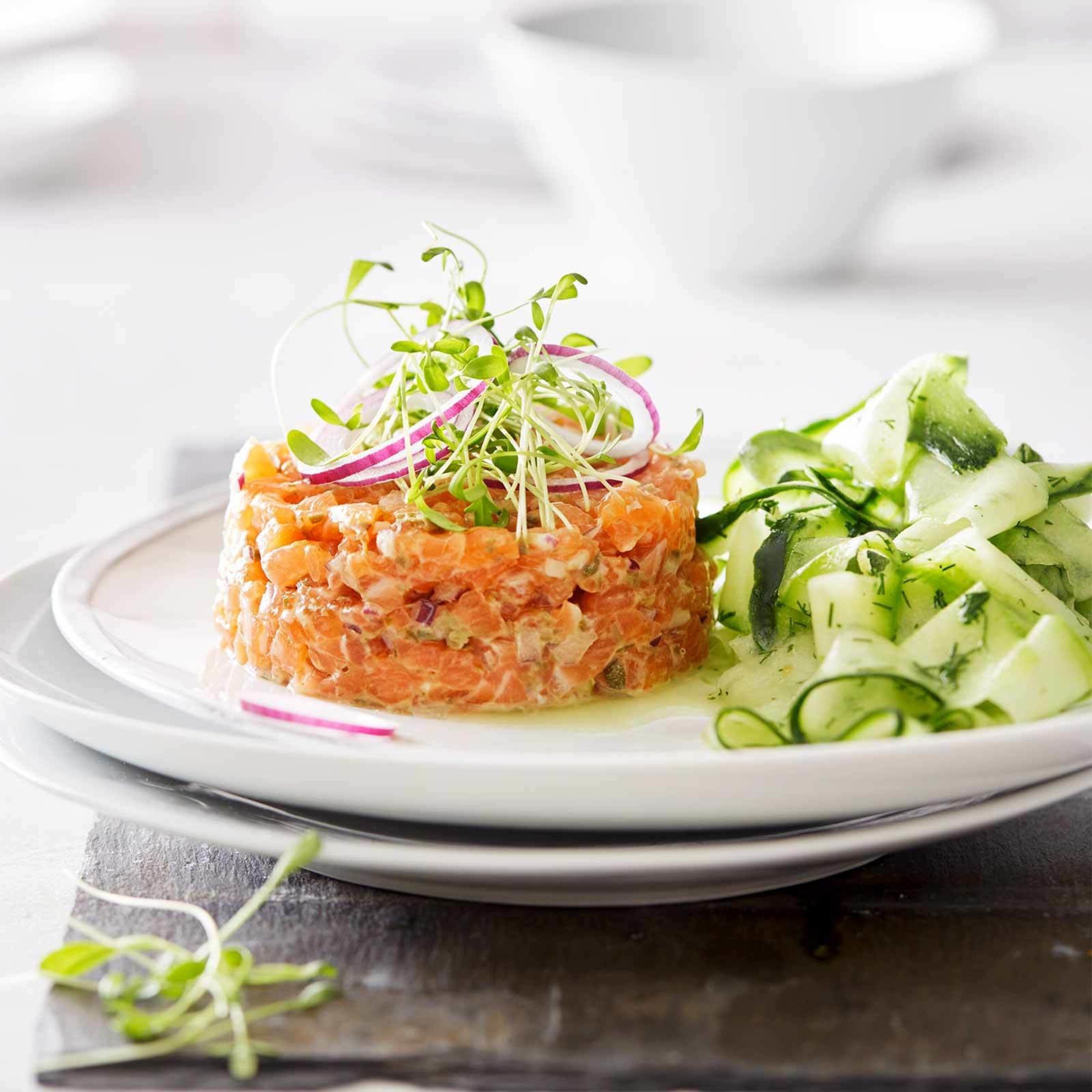 Lachstatar mit Gurkensalat