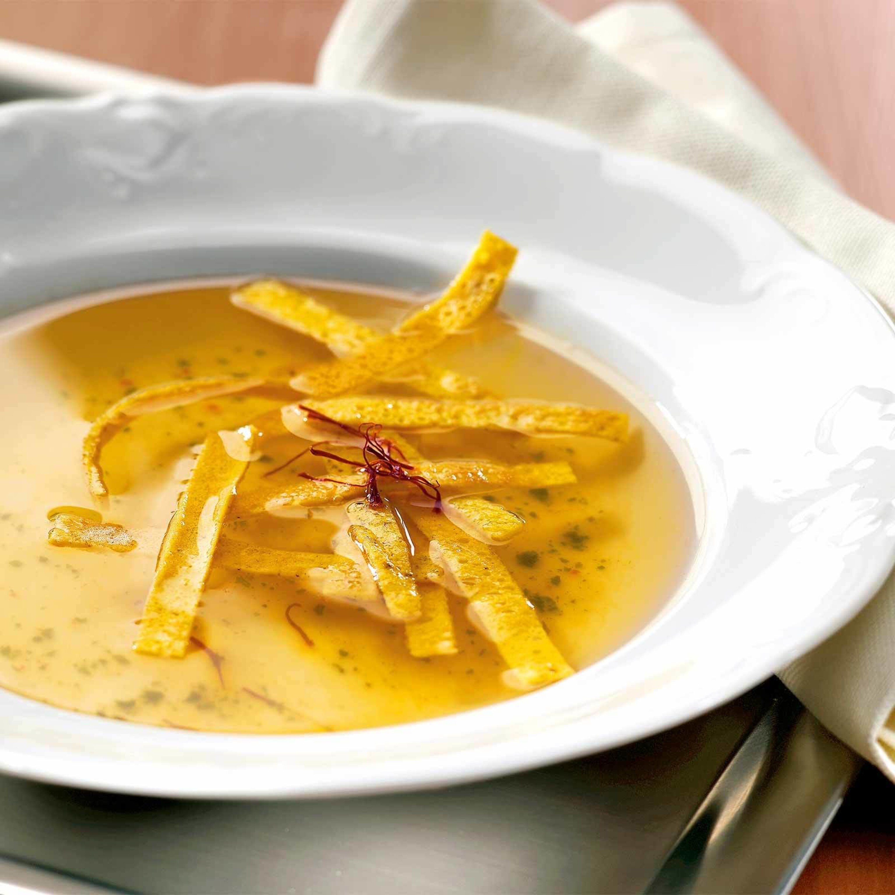 Bouillon avec omelette au safran