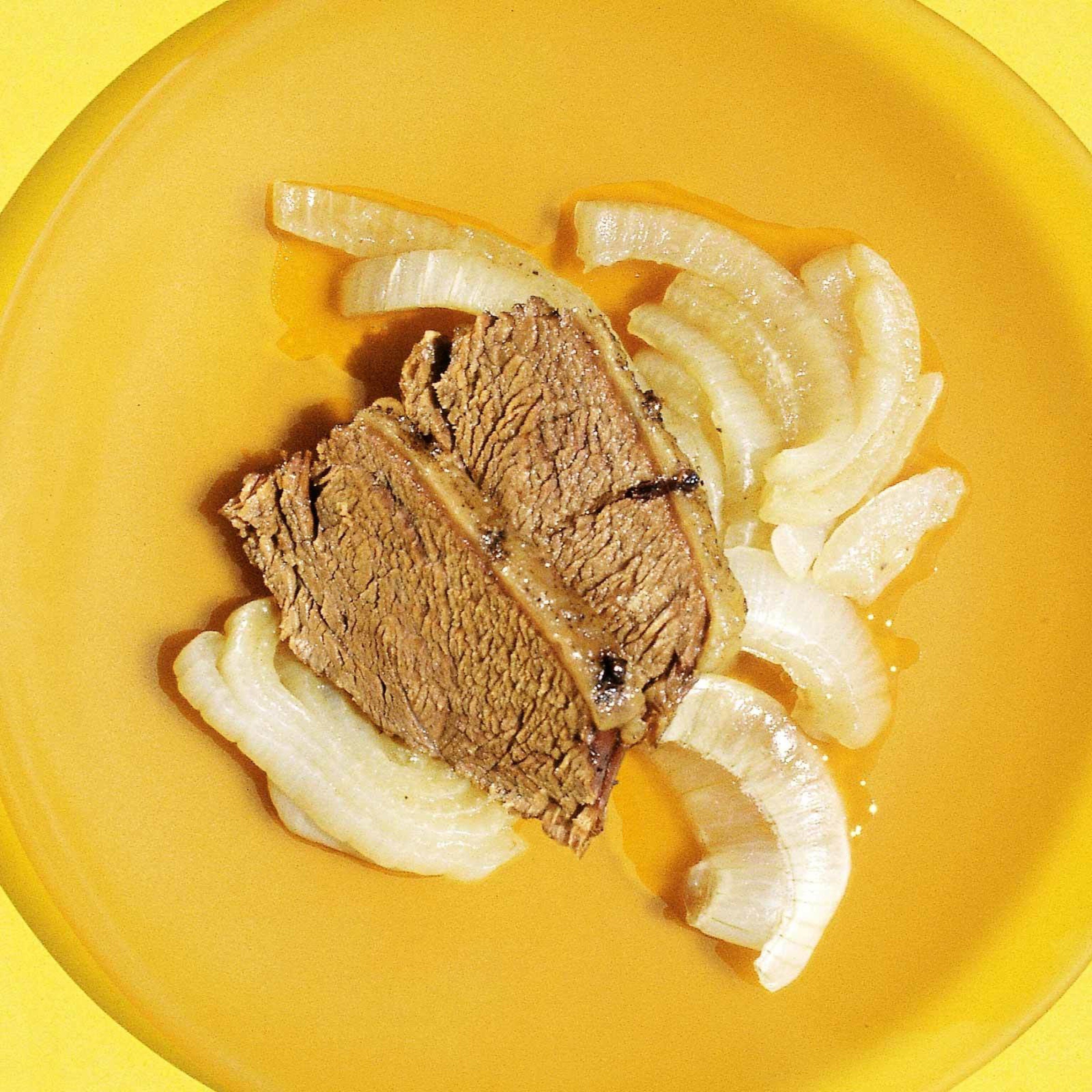 Rindsbraten auf Zwiebeln