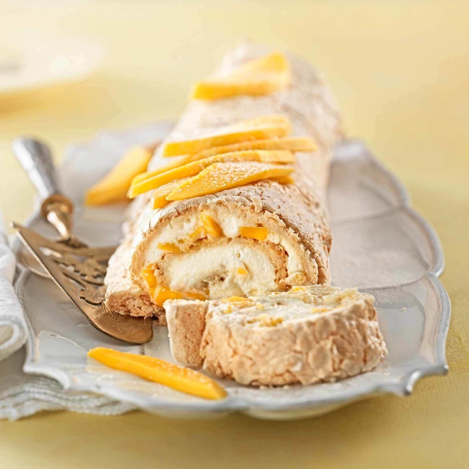 Meringue-Roulade mit Mango