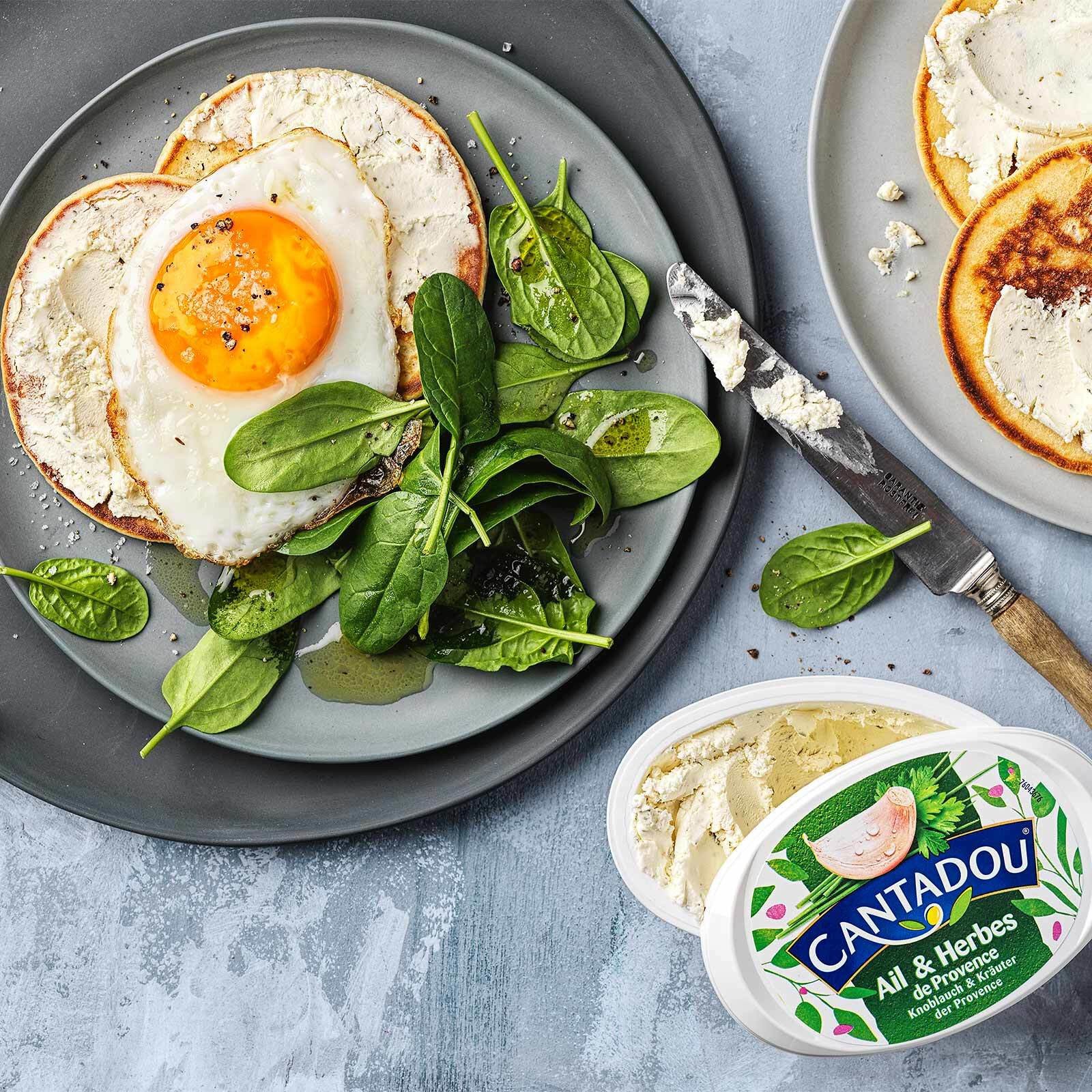 Pancakes aux herbes et fromage frais