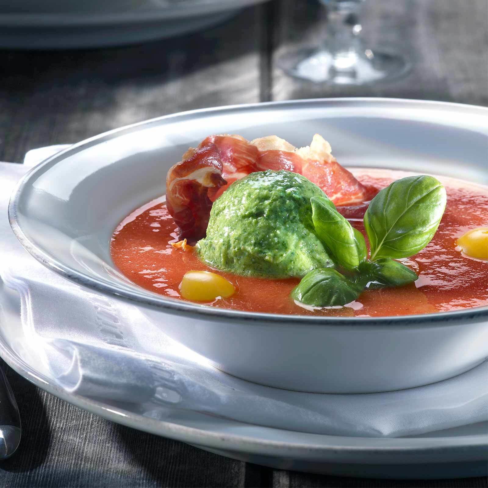 Tomaten-Kaltschale mit Basilikumglace