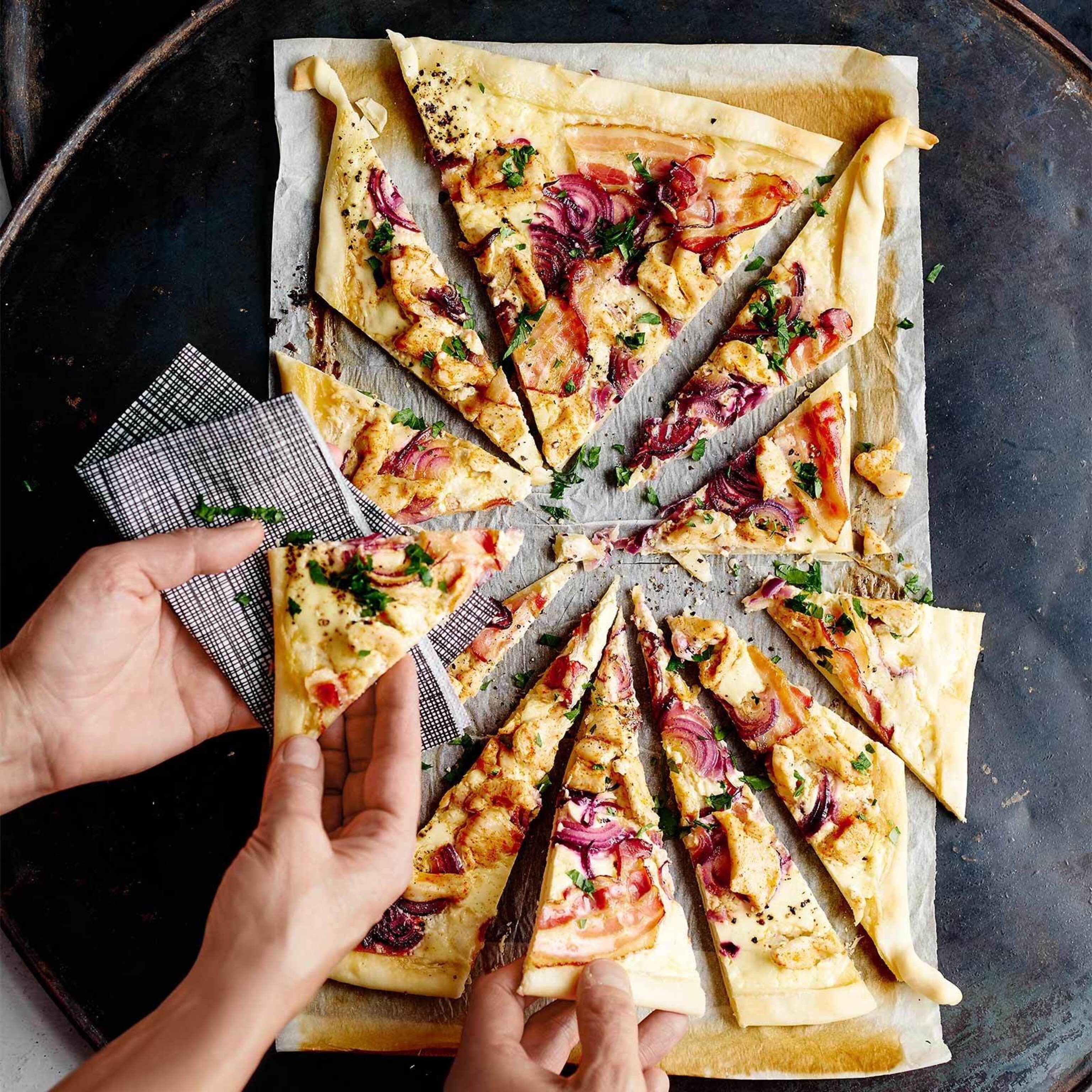 Tarte flambée au lard et au poulet