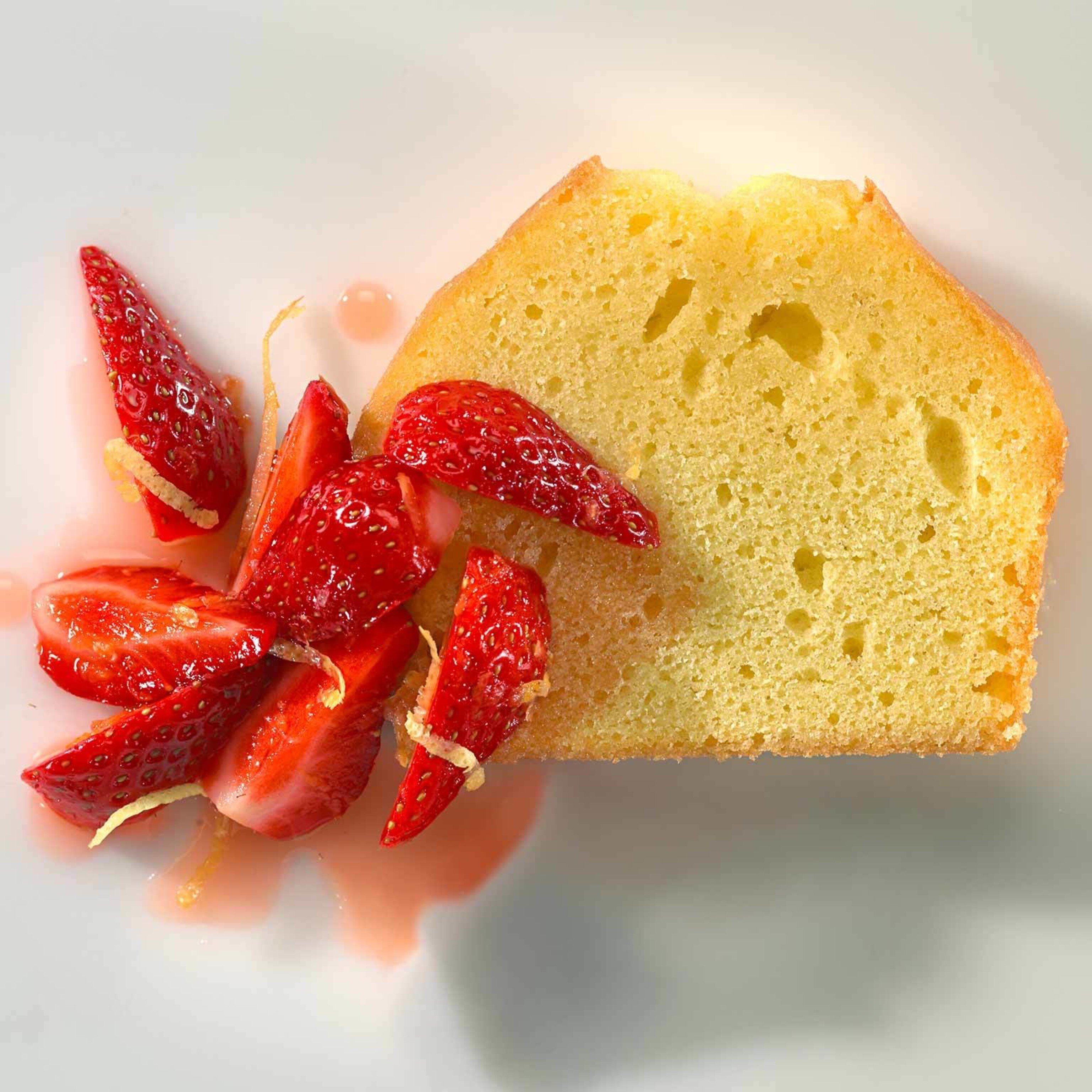 Zitronencake mit Erdbeeren