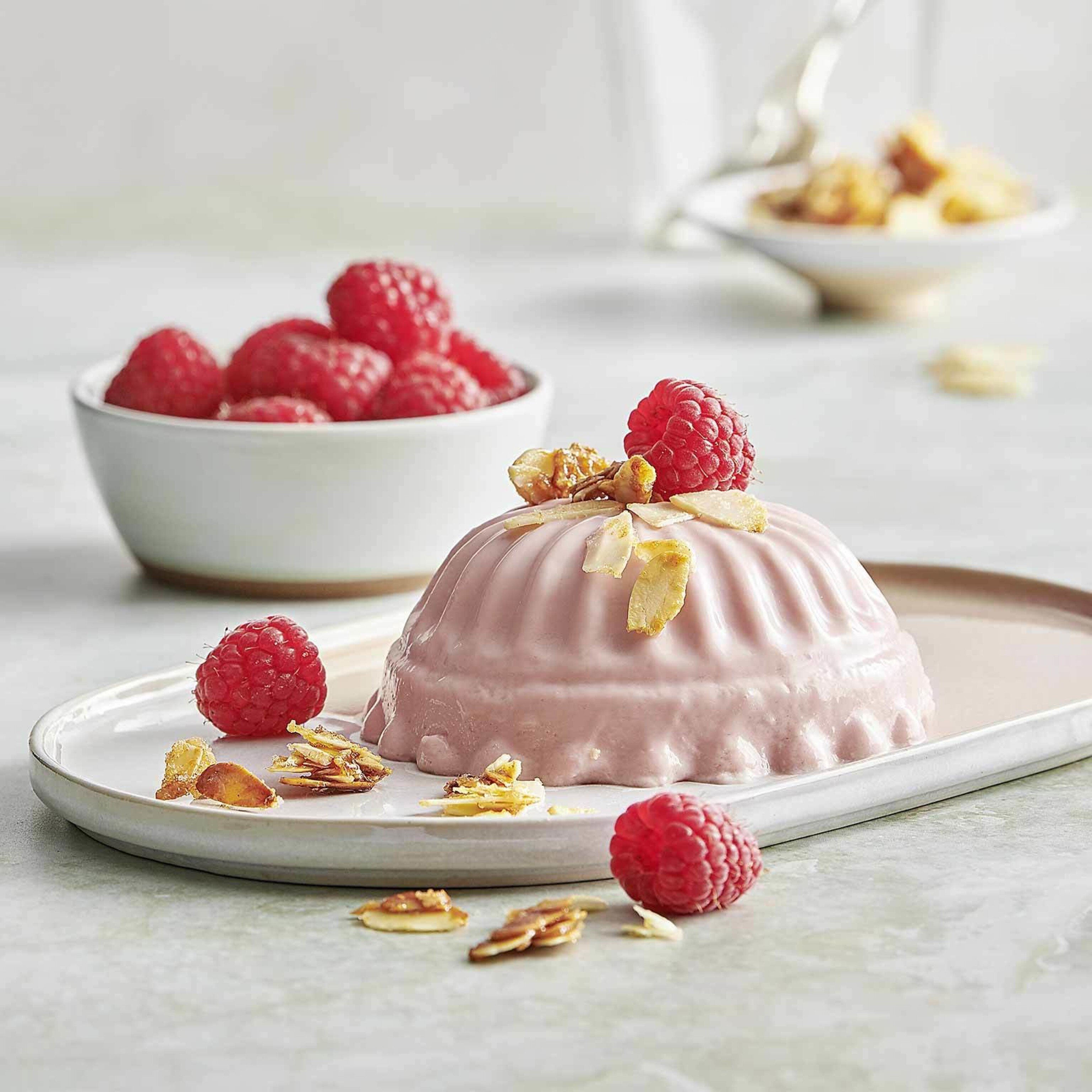 Himbeer-Panna-cotta mit Mandeln