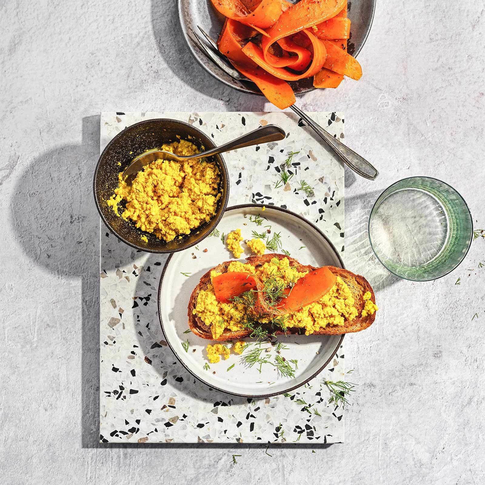 Tofu-Rührei mit Rüebli-Lachs