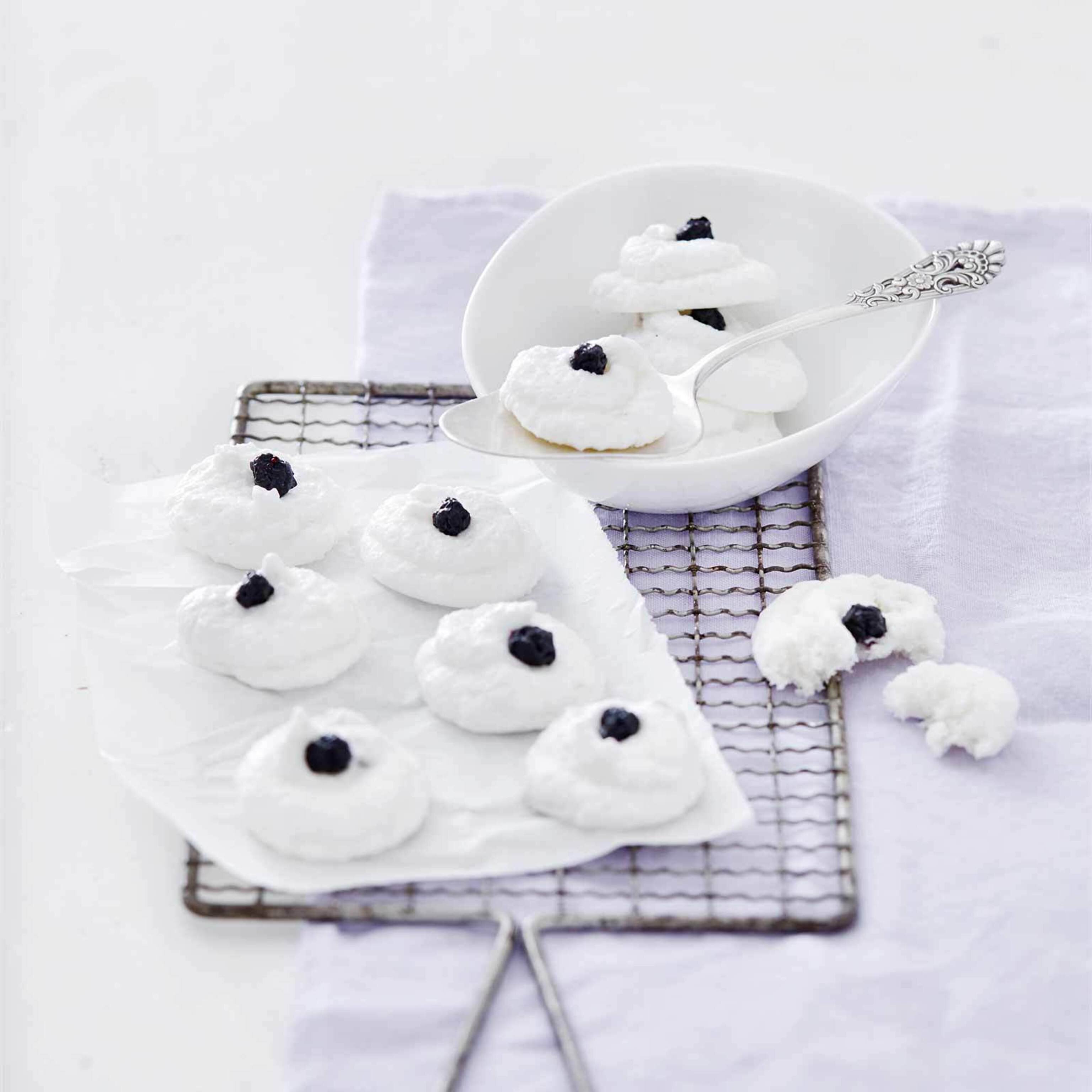 Macarons coco-myrtilles