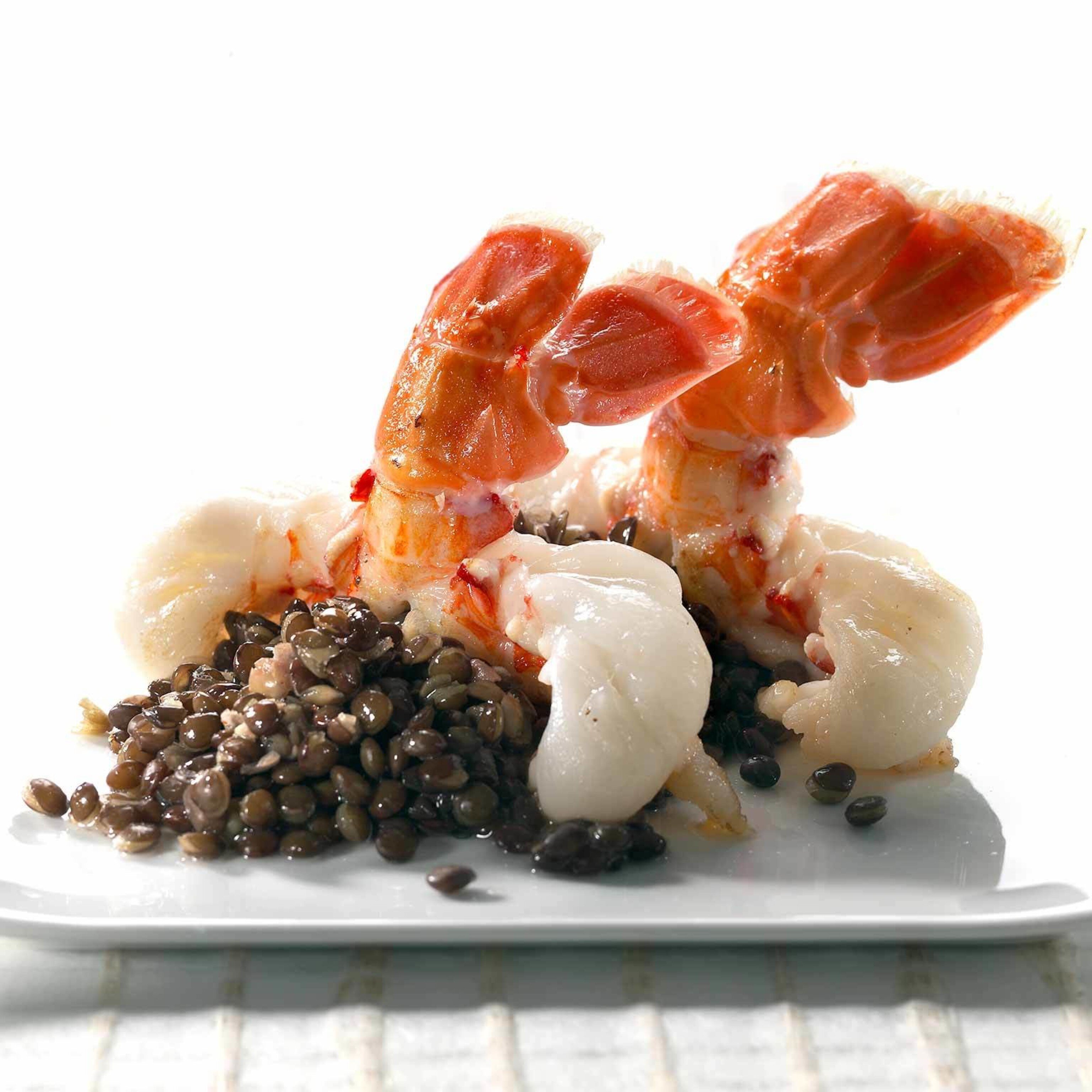 Scampi auf Süssholz-Linsensalat
