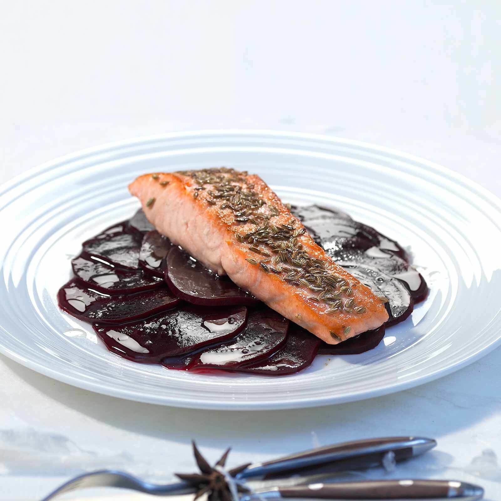 Lachs auf Randen-Carpaccio