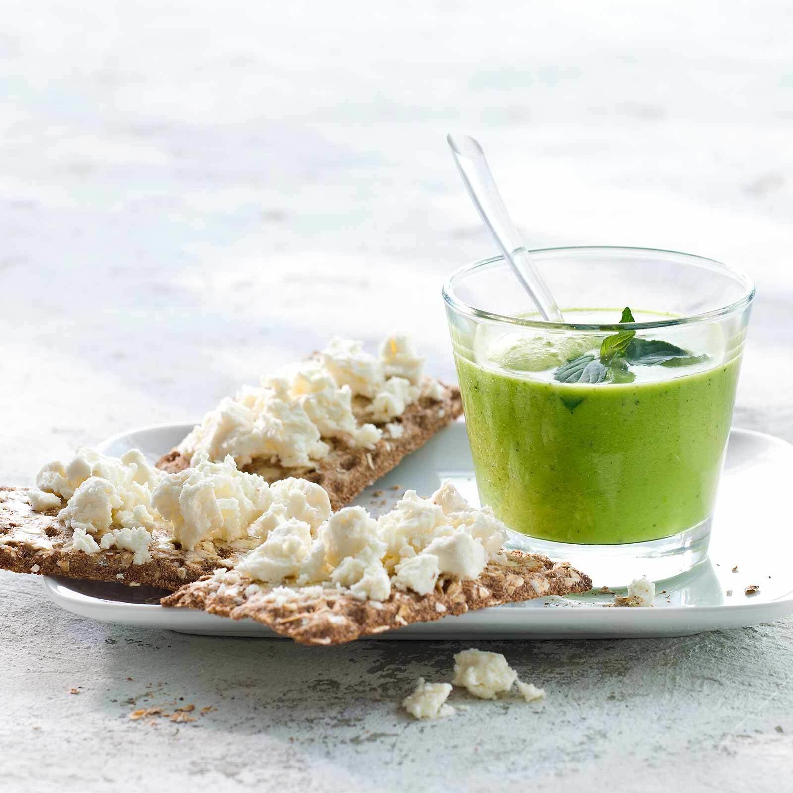 Kalte Erbslisuppe mit Feta-Crostini