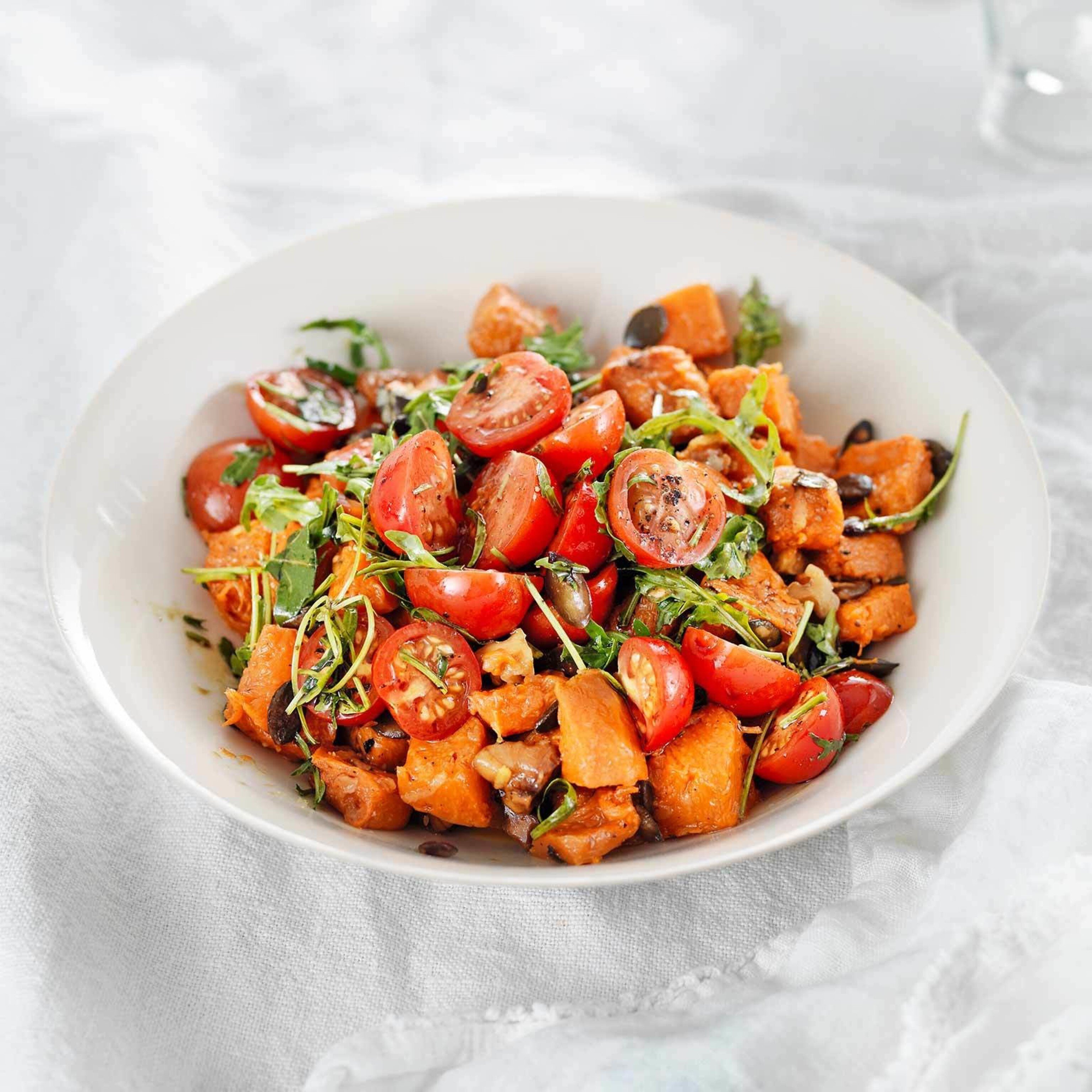 Tomaten auf Kürbissalat