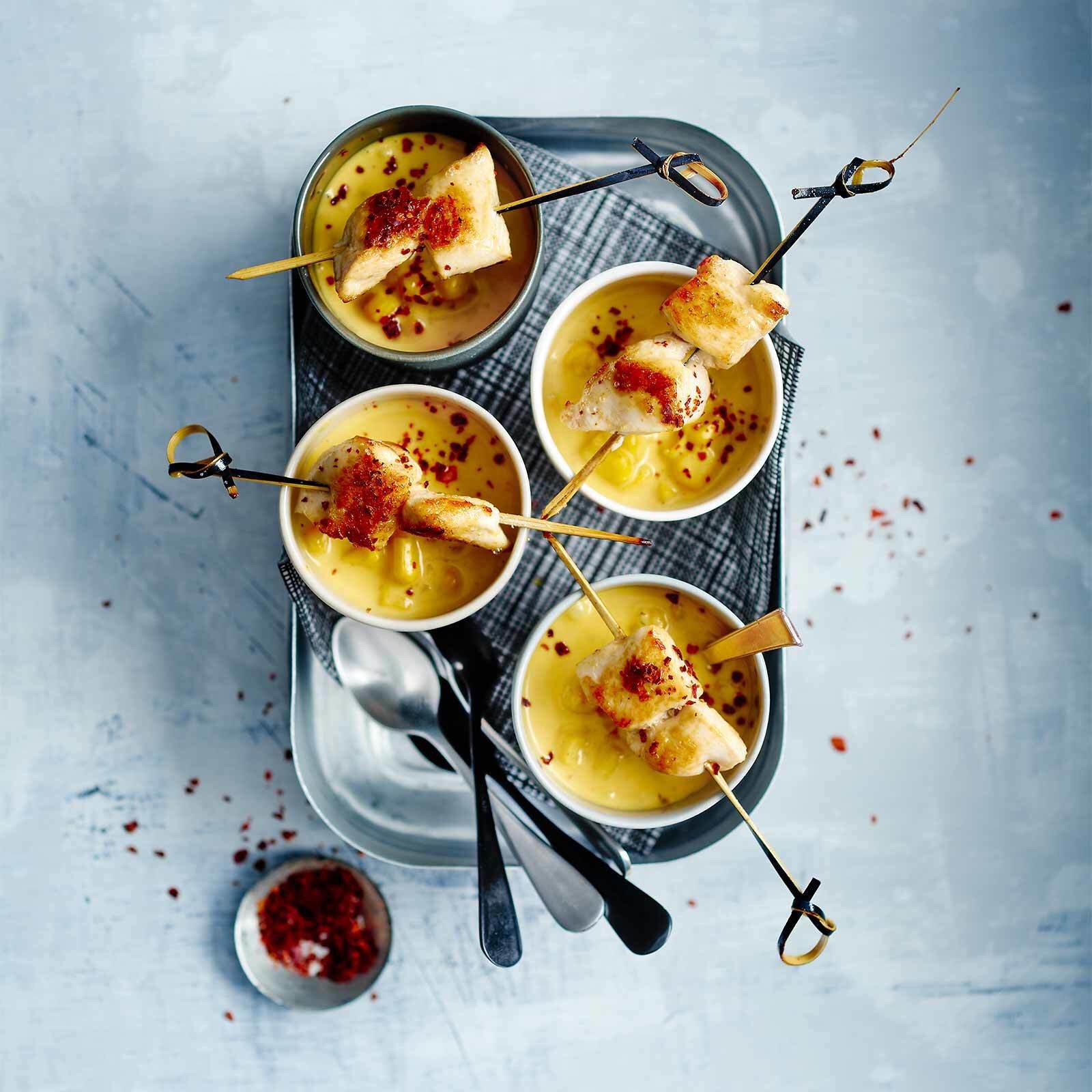 Curry-Maissuppe mit Pouletspiessli