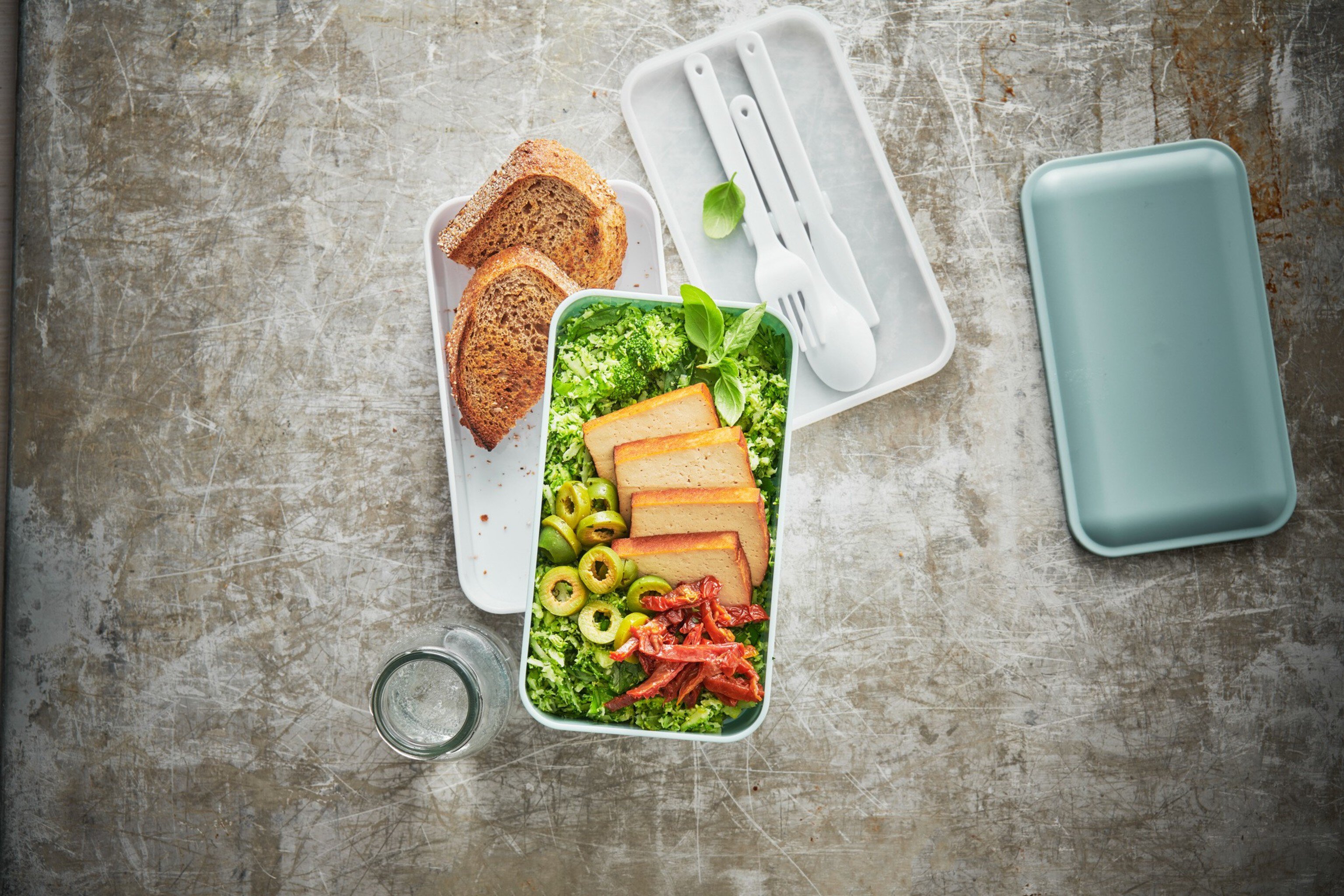 Salade de brocoli au tofu fumé