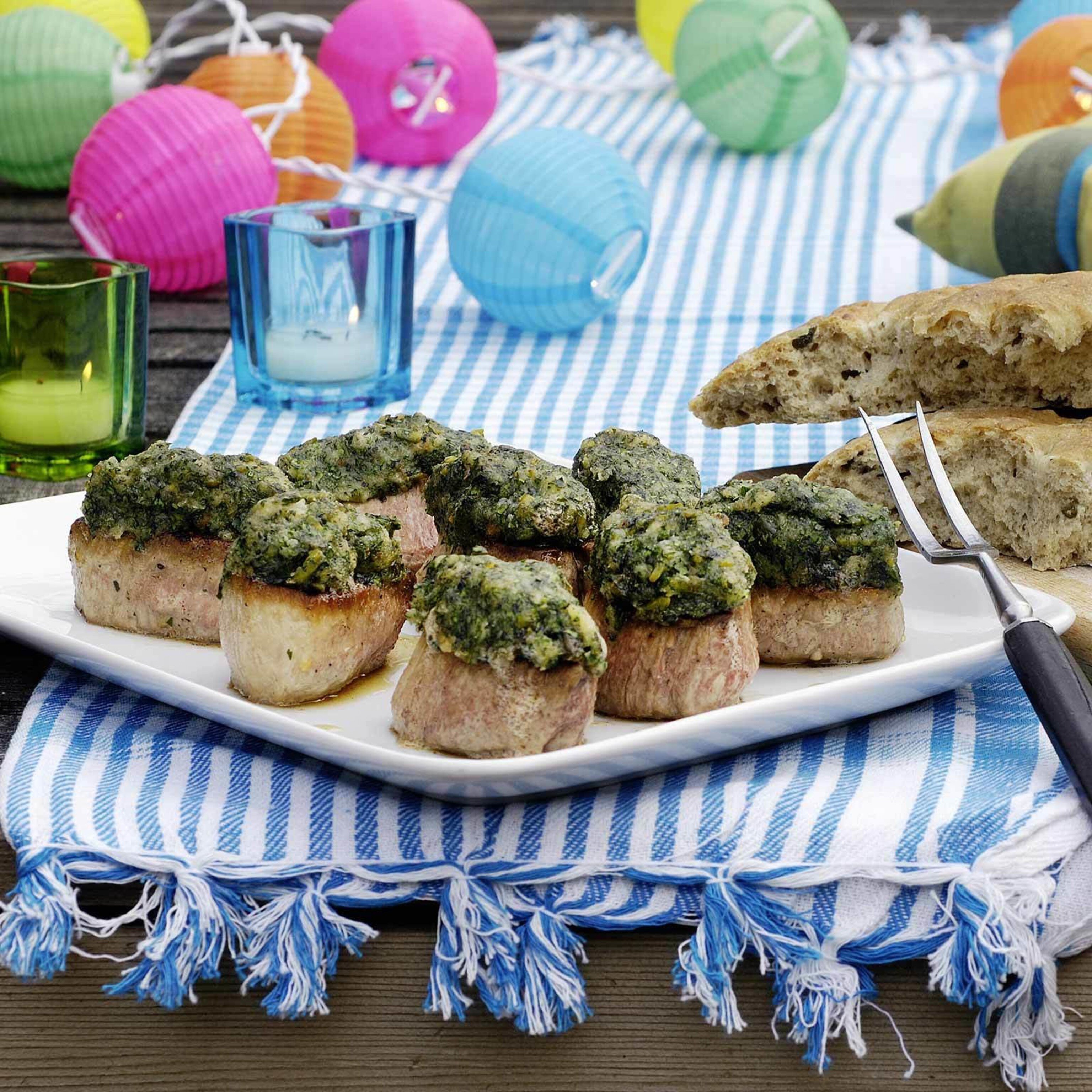 Medaillons mit Kräuterkruste