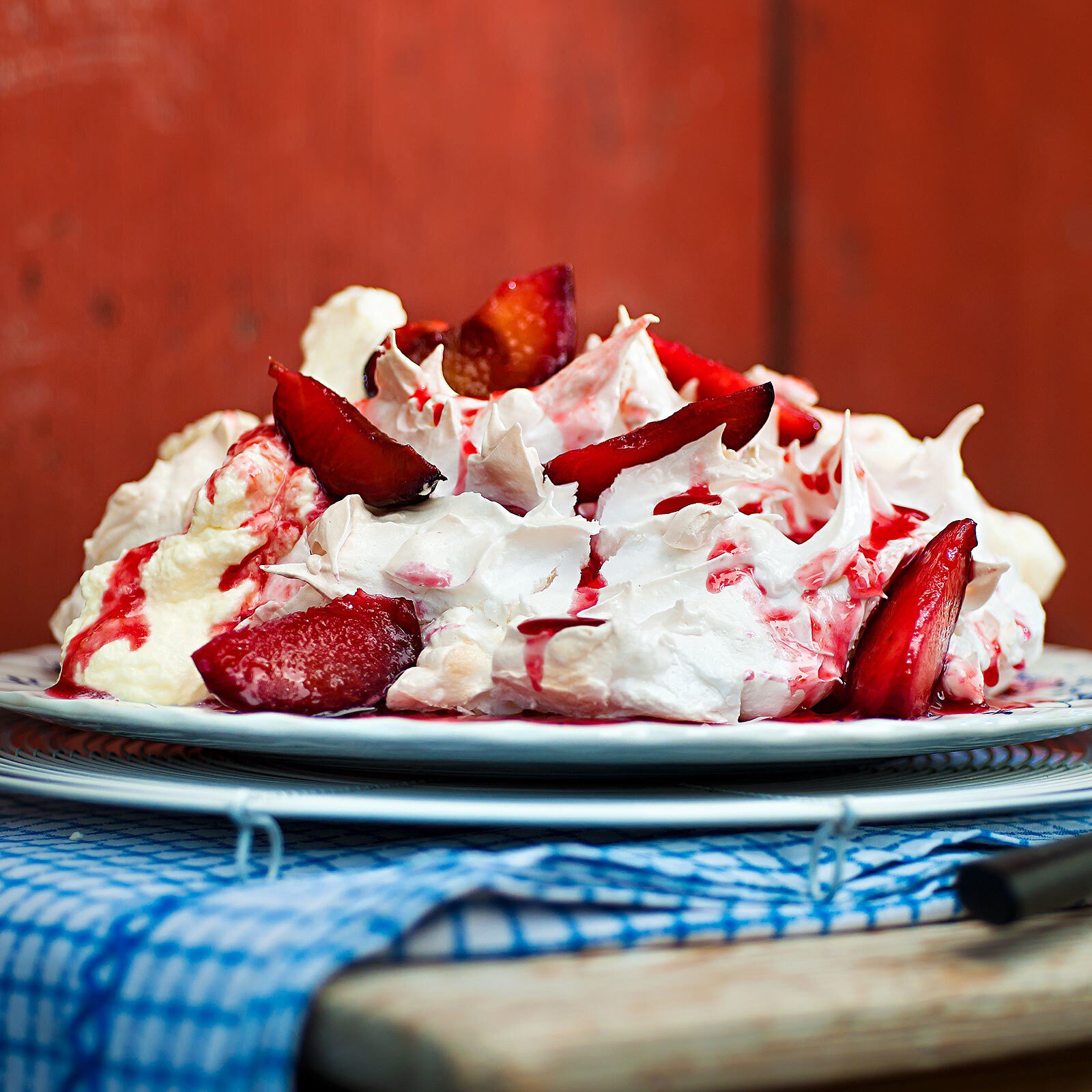 Pavlova mit Steinobstkompott