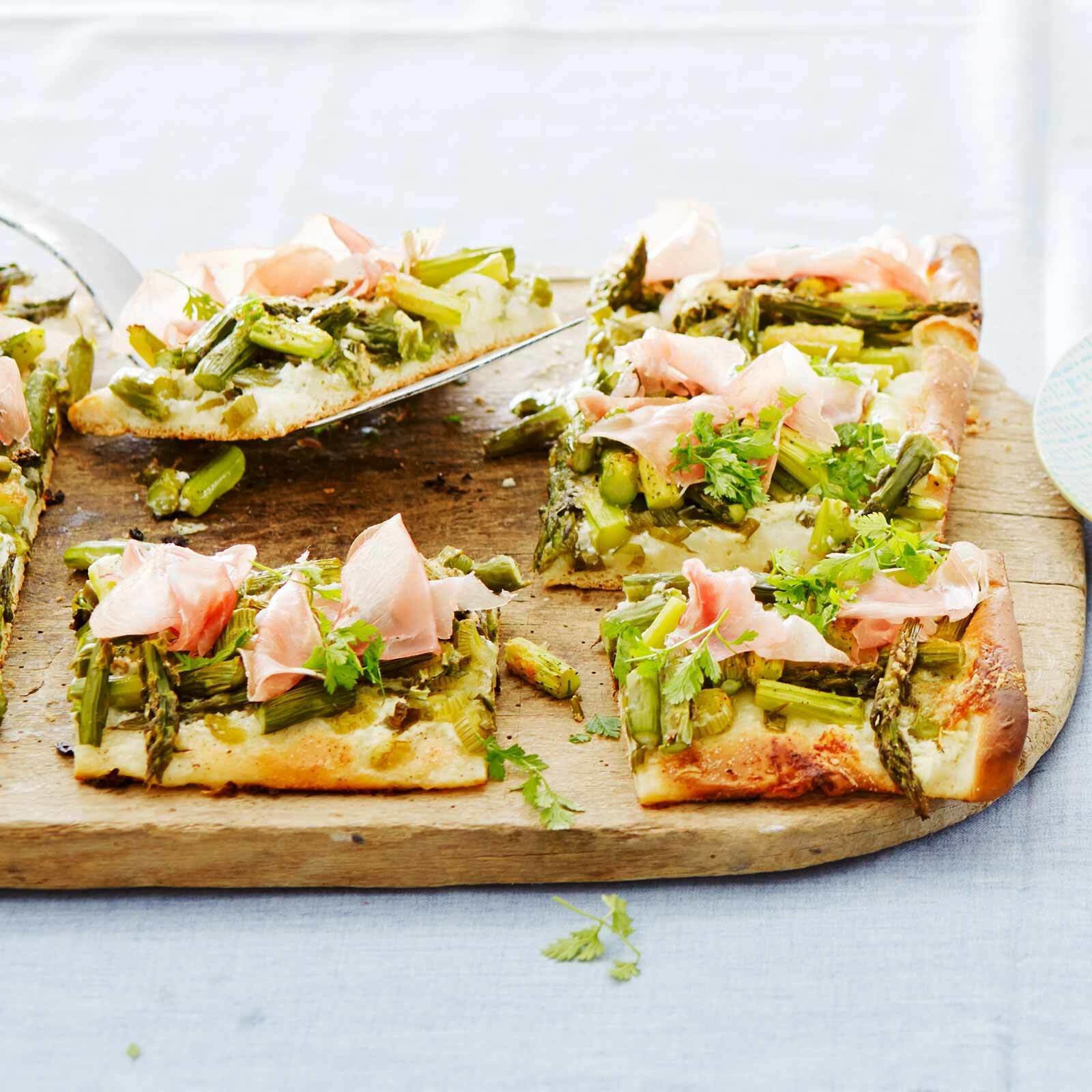 Spargel-Flammkuchen mit Rohschinken
