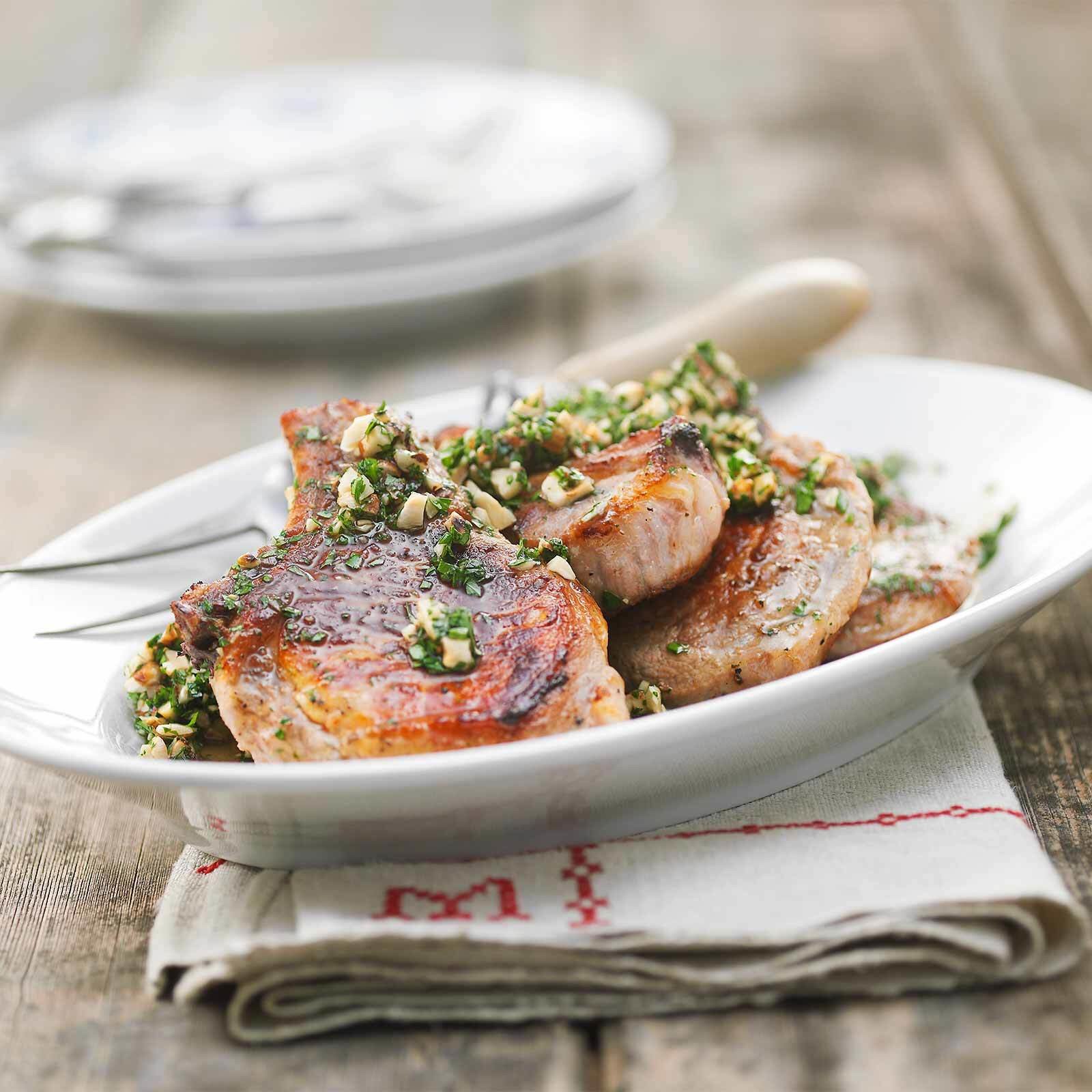 Schweinskoteletts mit Nussvinaigrette