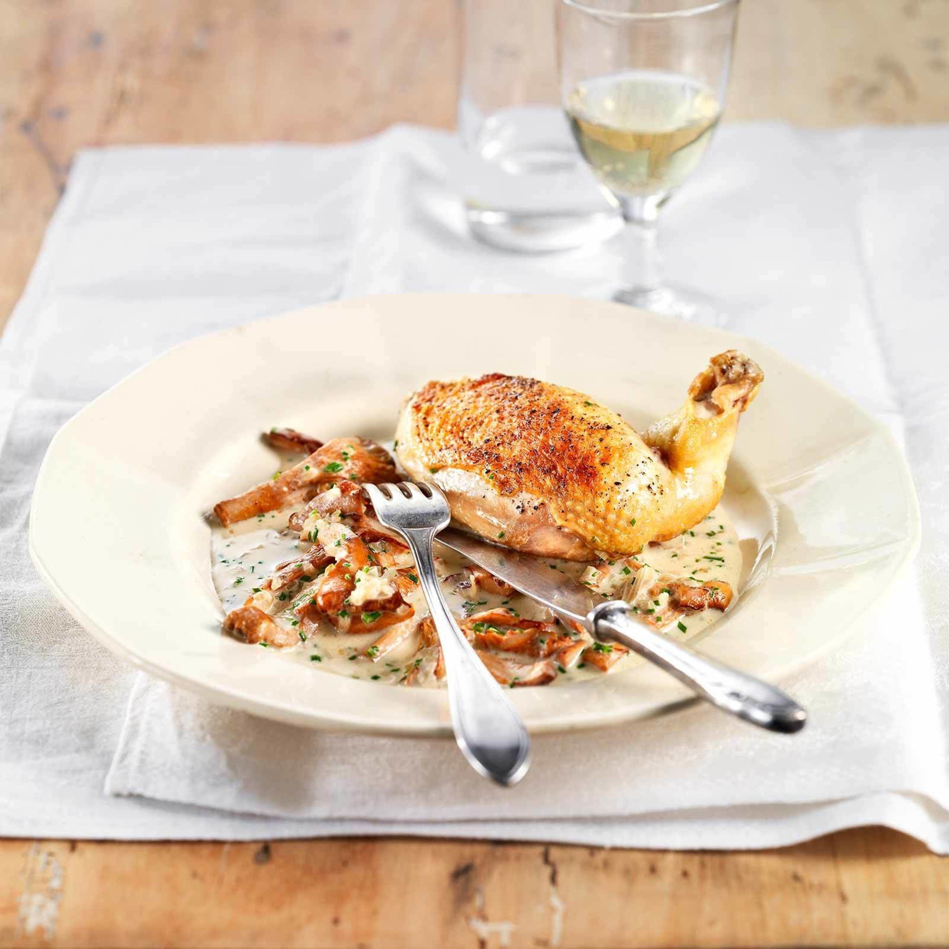 Maispoularde mit Eierschwämmen