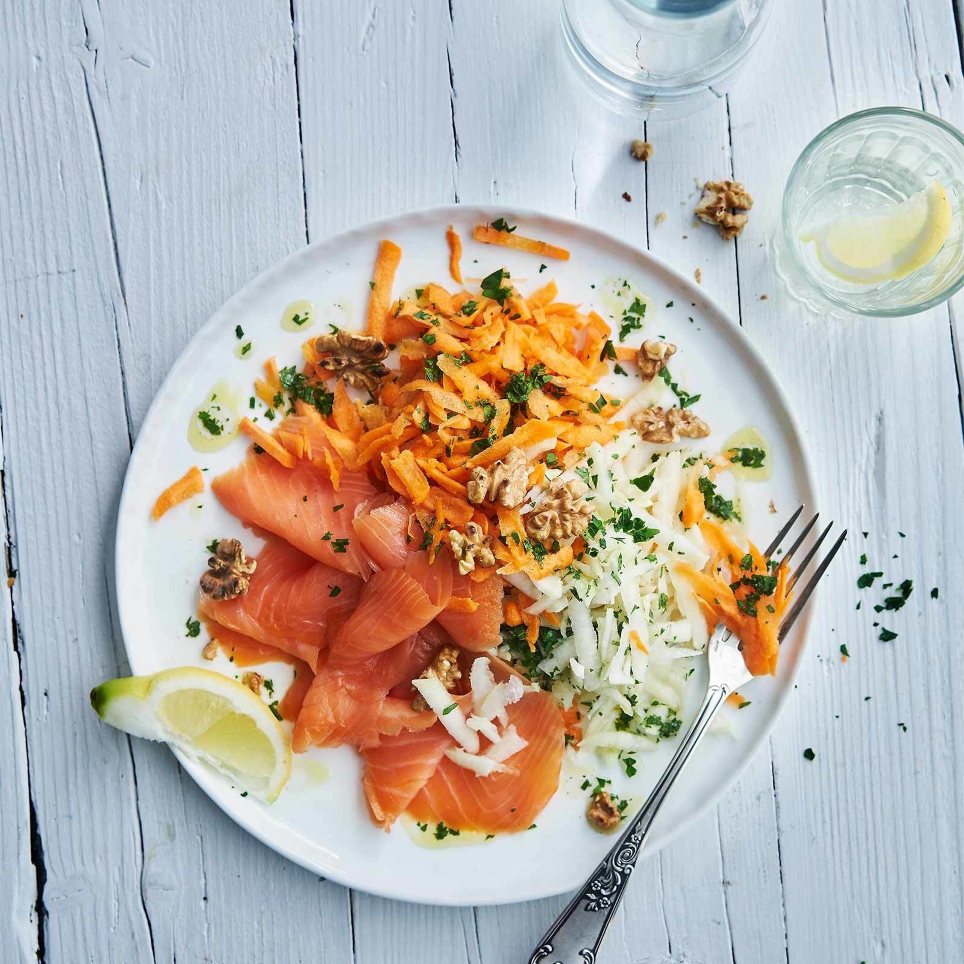 Gemüsesalat mit Lachs