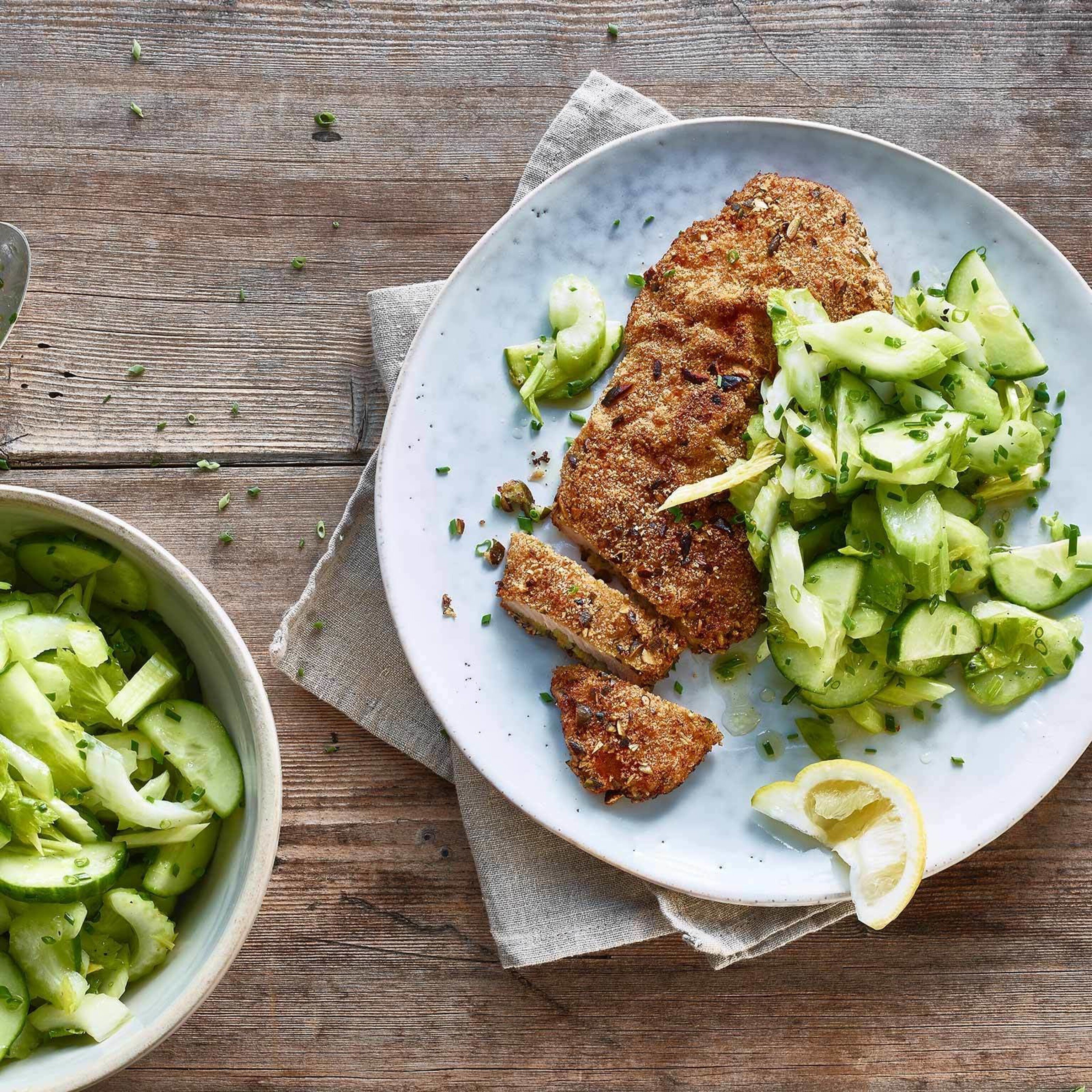 Riesenschnitzel mit Gurkensalat
