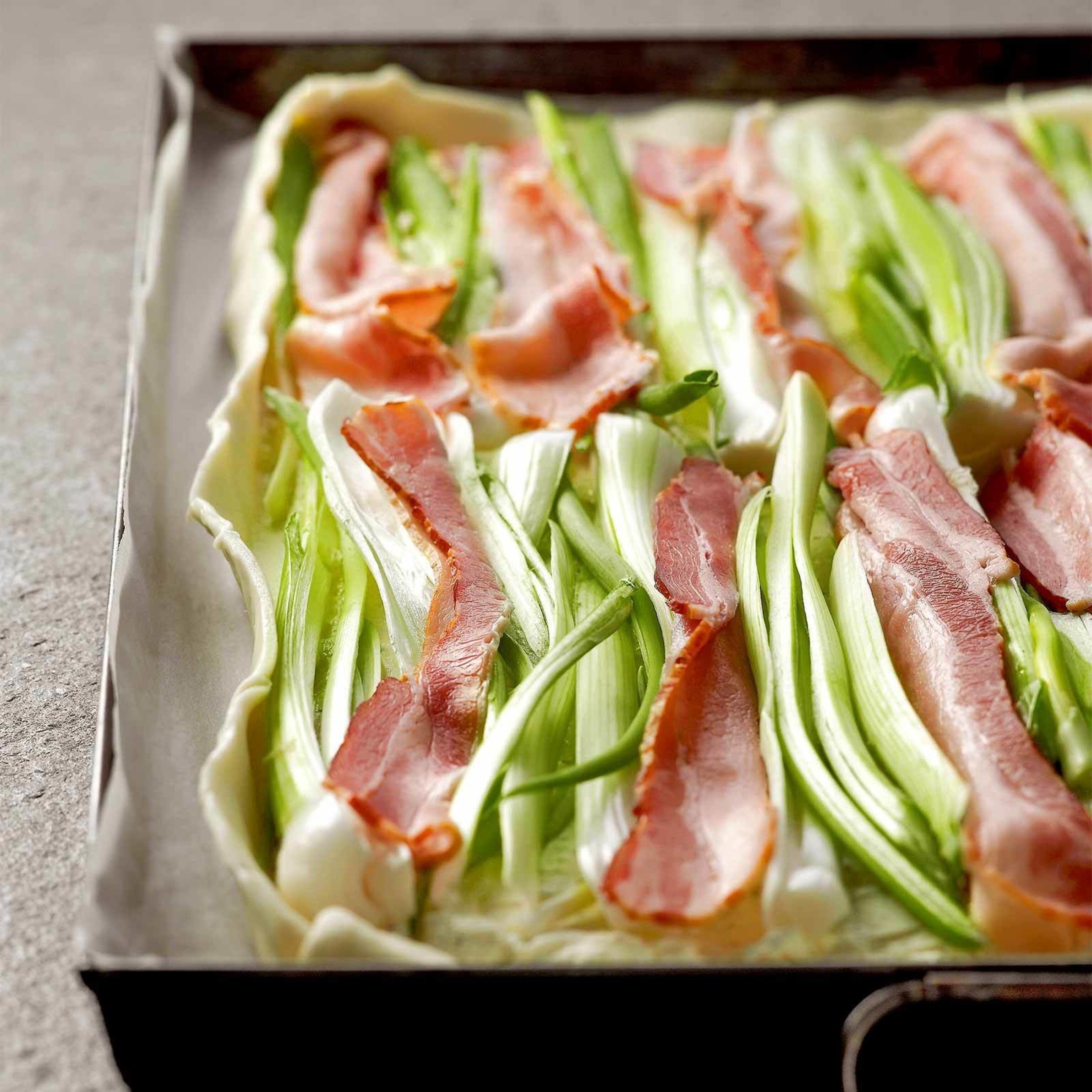 Tarte d’oignons fanes au lard