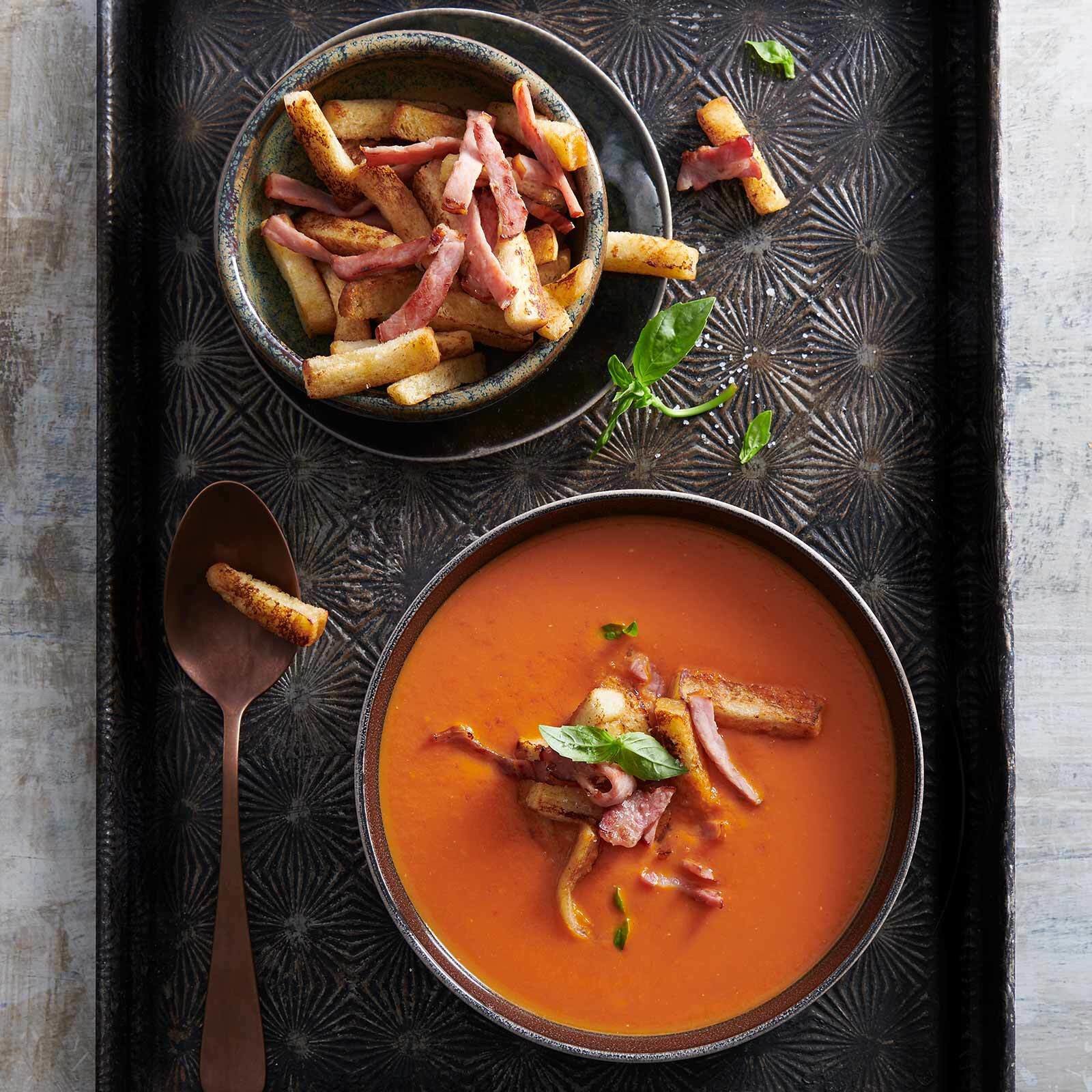 Tomatensuppe mit Bacon und Croûtons