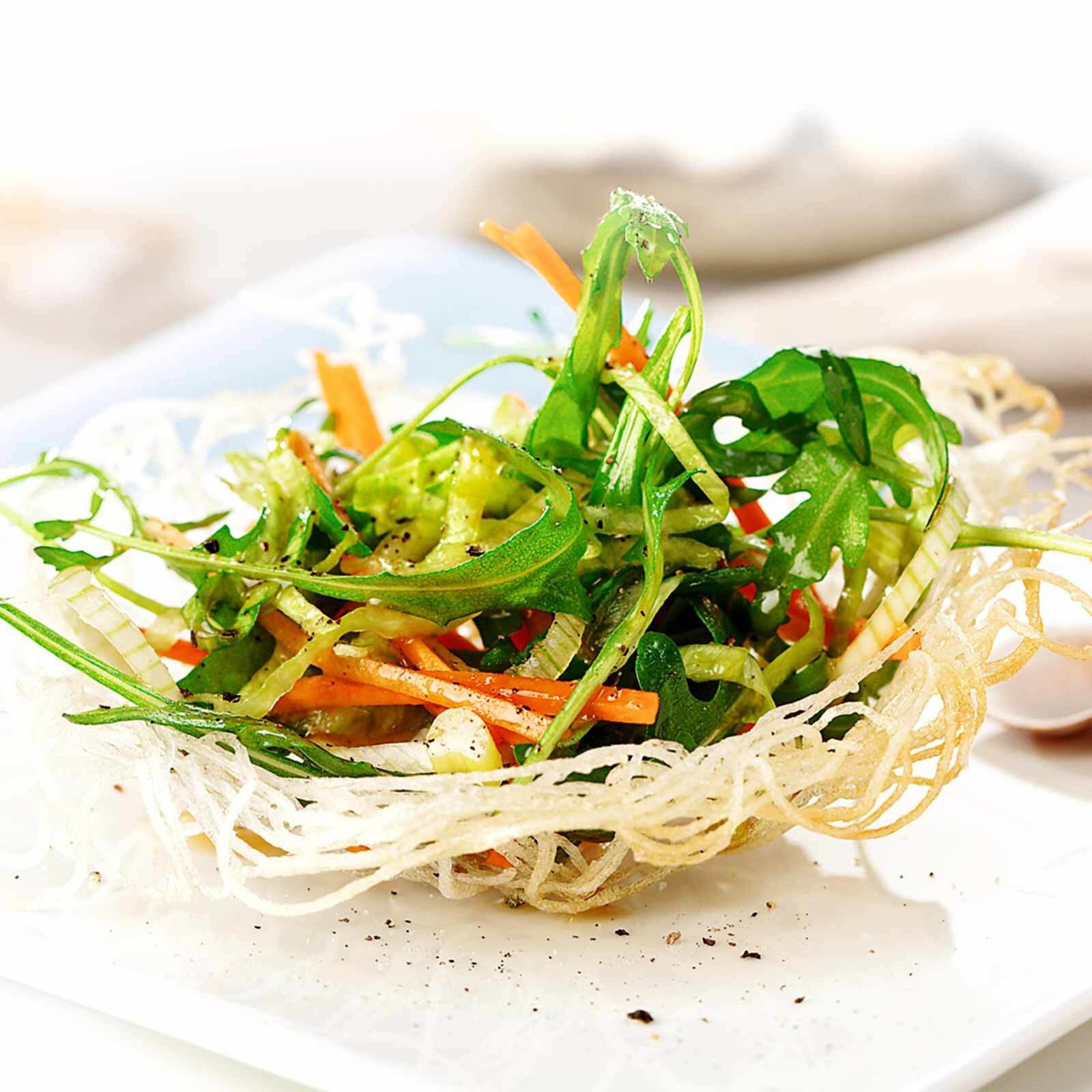 Corbillons de nouilles et salade printanière