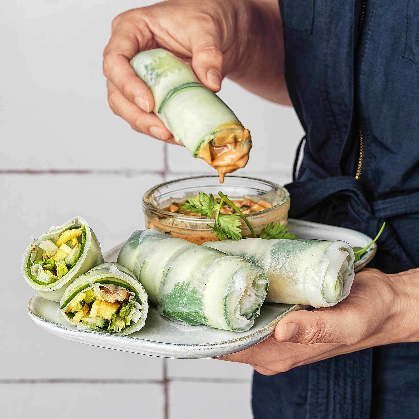Vegane Glücksrollen mit Erdnuss-Dip