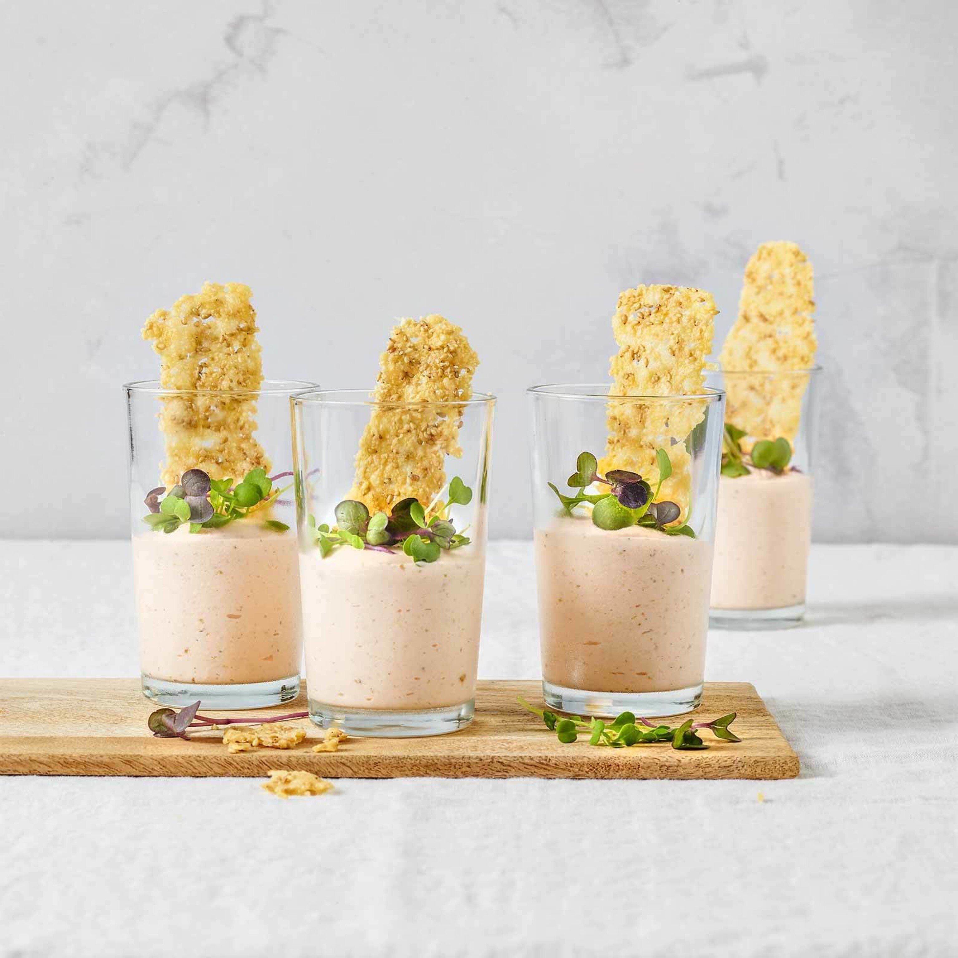 Lachsmousse mit Käsechips