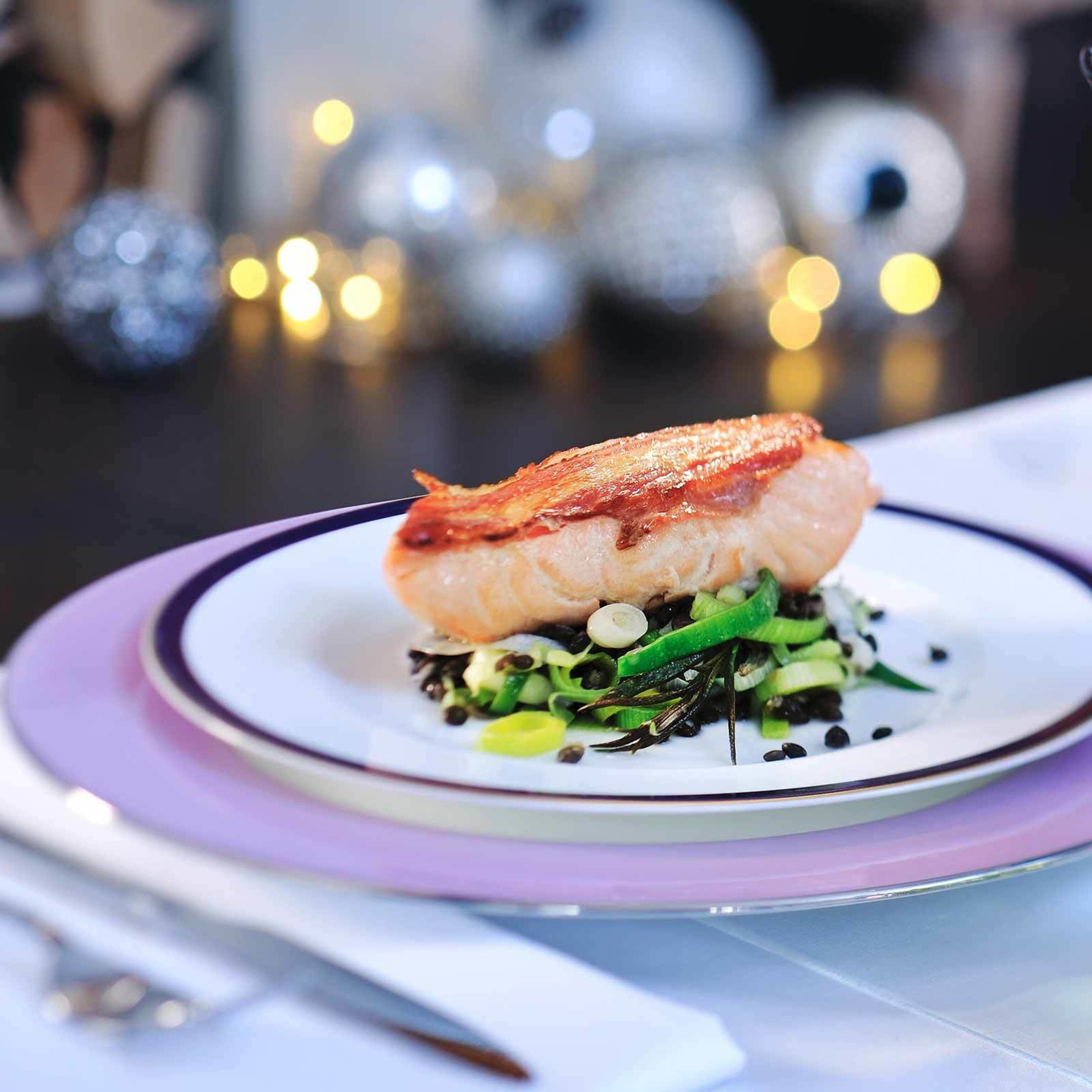 Lachs mit Speck auf Lauchlinsen