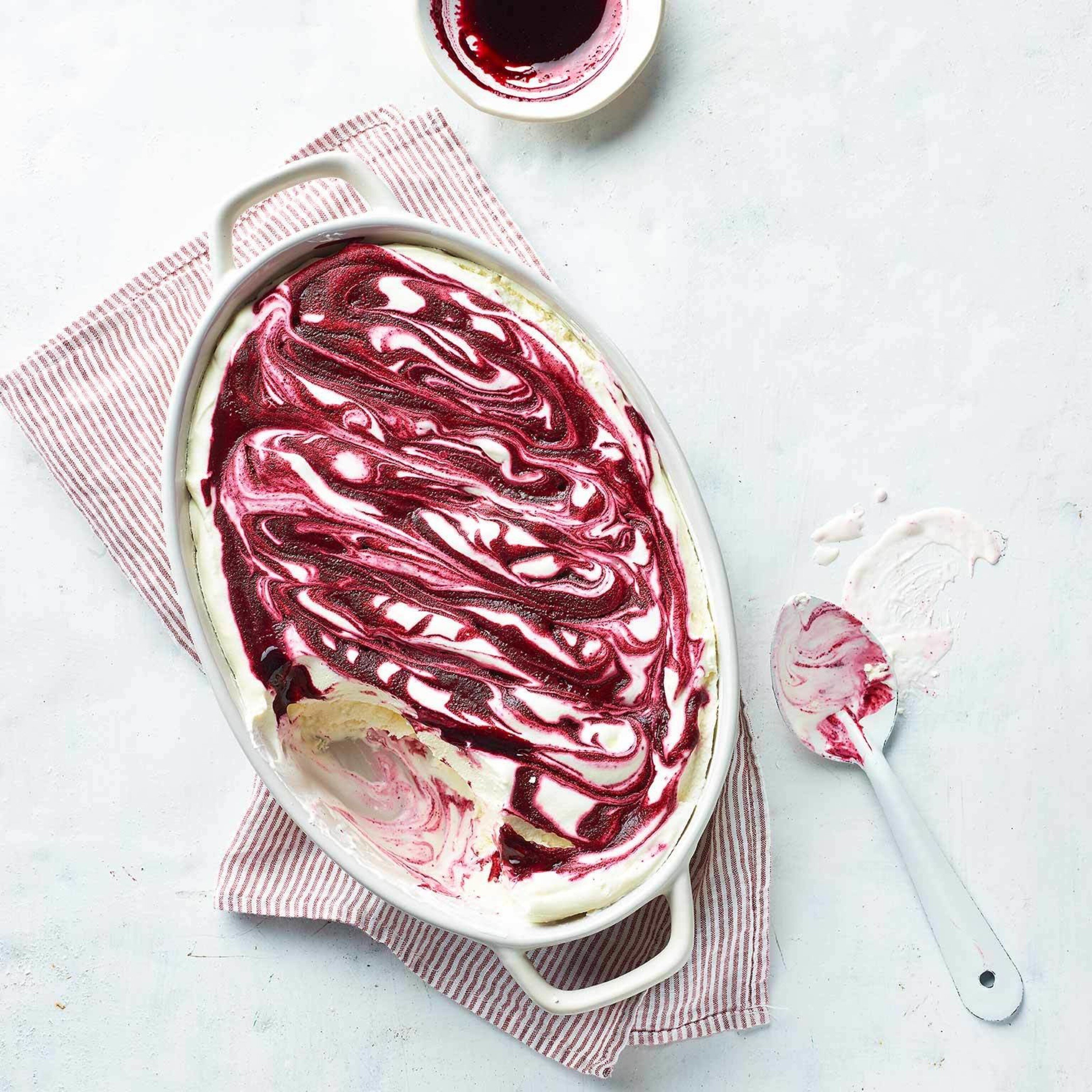 Crème glacée acidulée et swirl de cerises