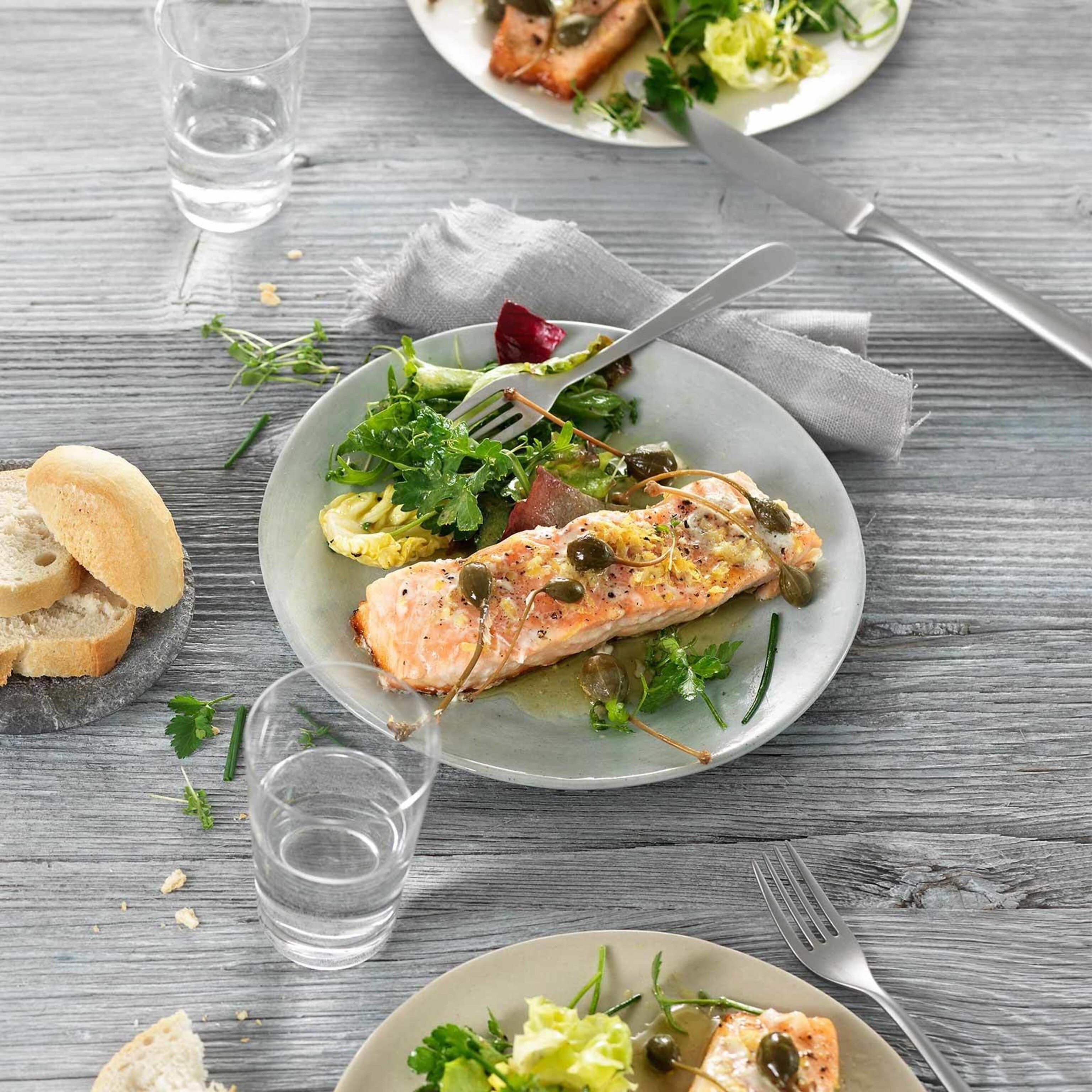 Lachsfilets mit Kräutersalat