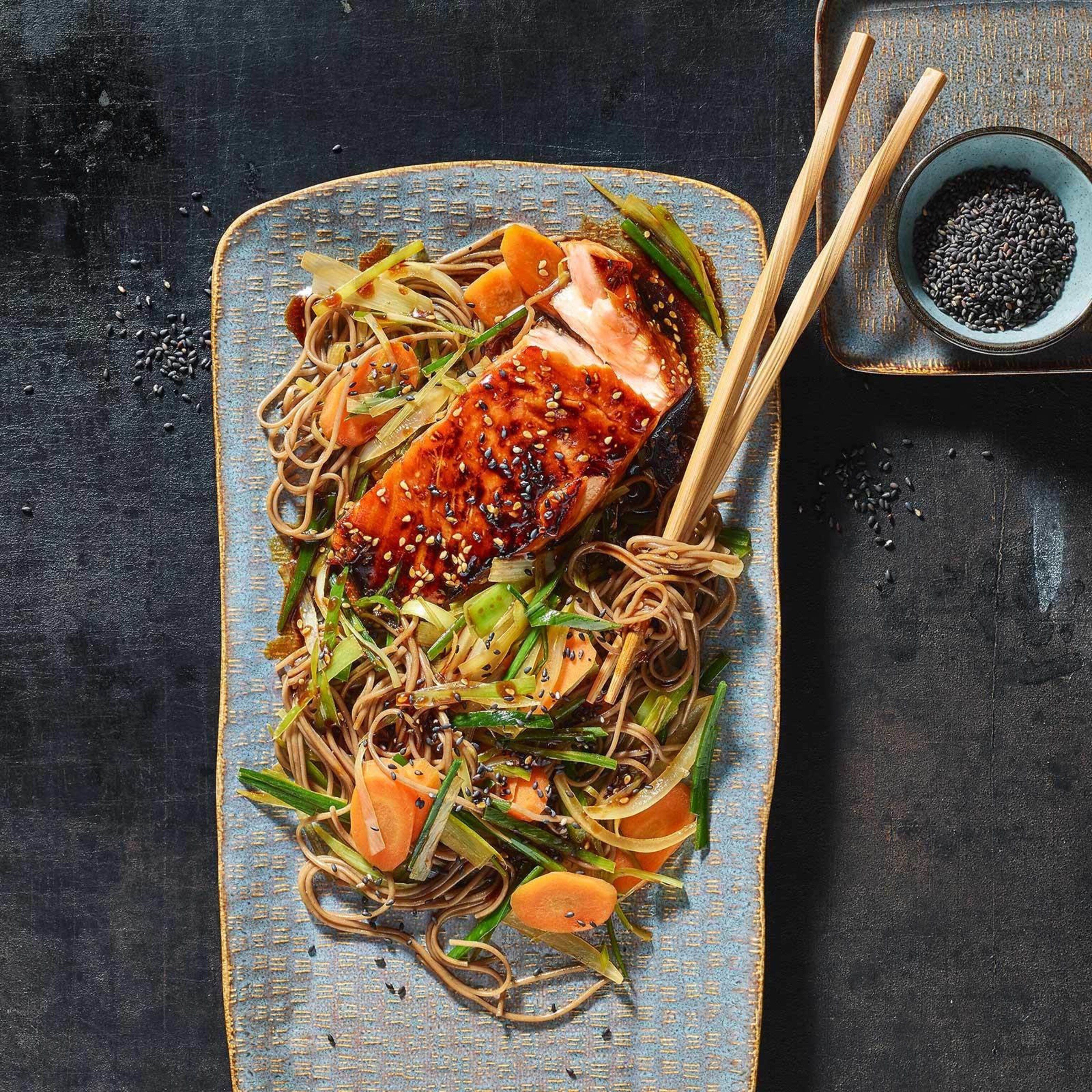 Soba-Nudeln mit Lachs