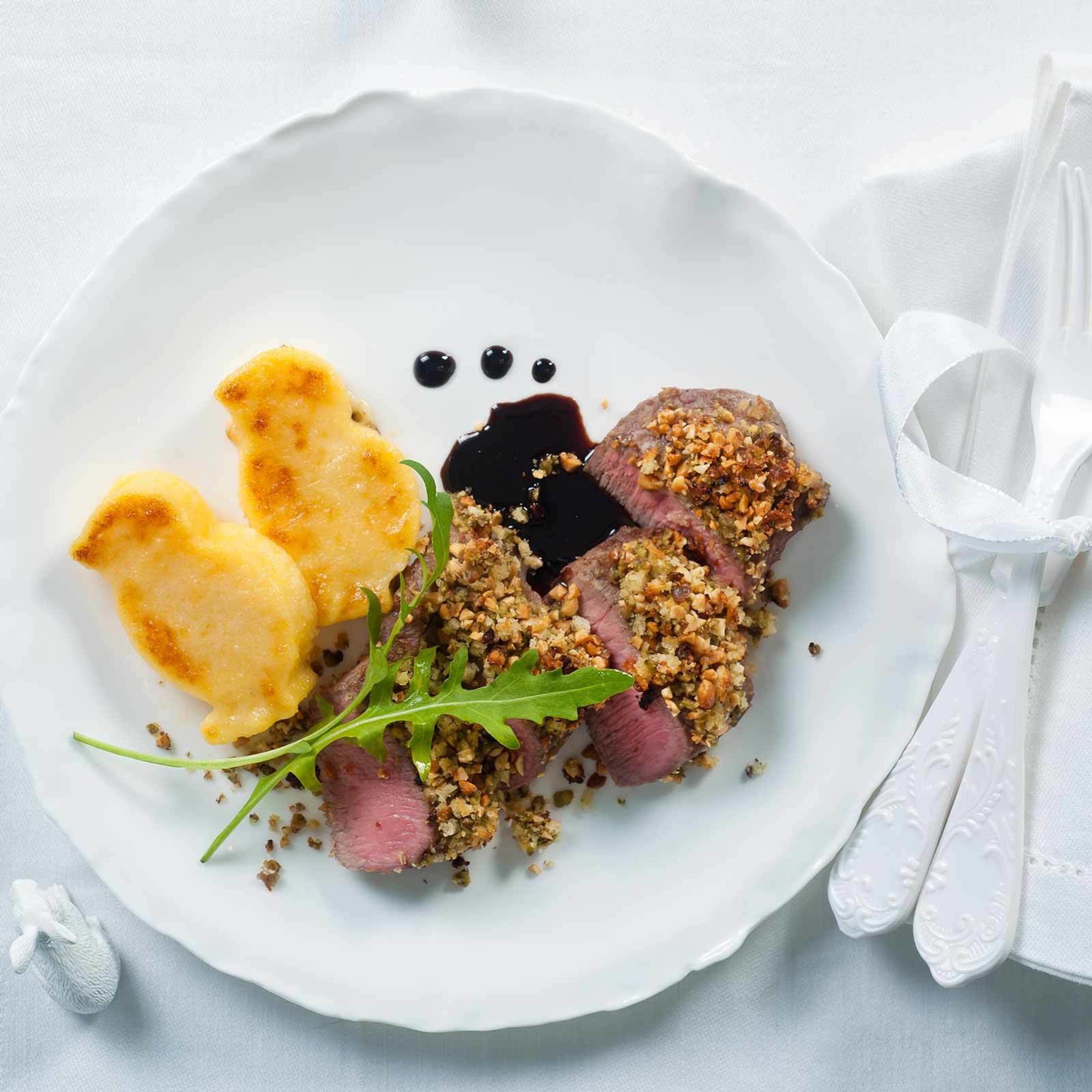 Agneau en croûte de wasabi, sauce au vin