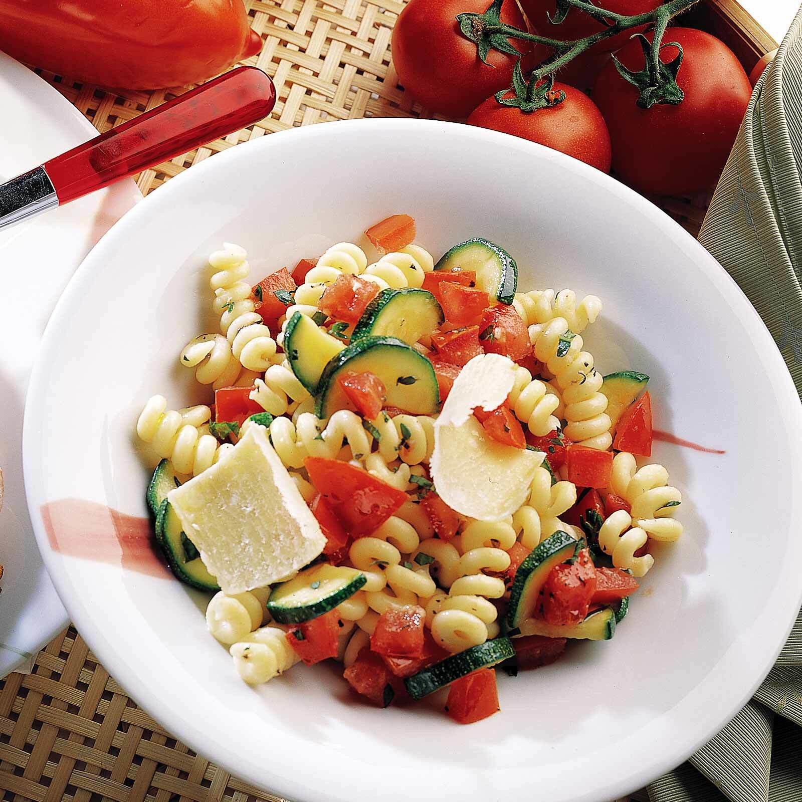 Teigwaren mit rohen Tomaten